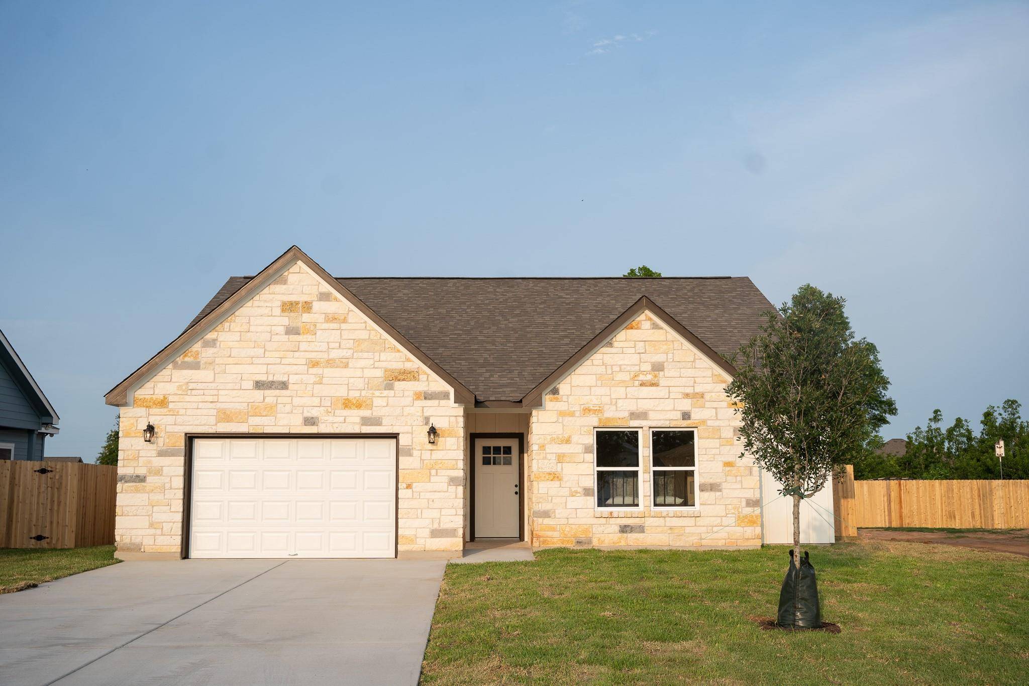 304 String Prairie WAY, Smithville, TX 78957