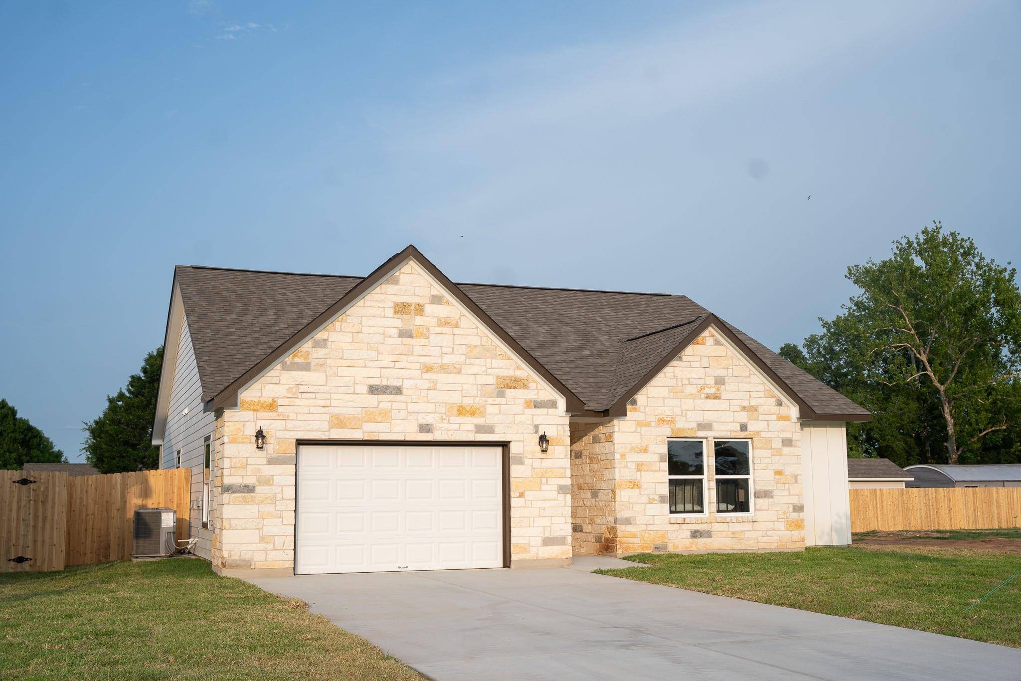 304 String Prairie WAY, Smithville, TX 78957
