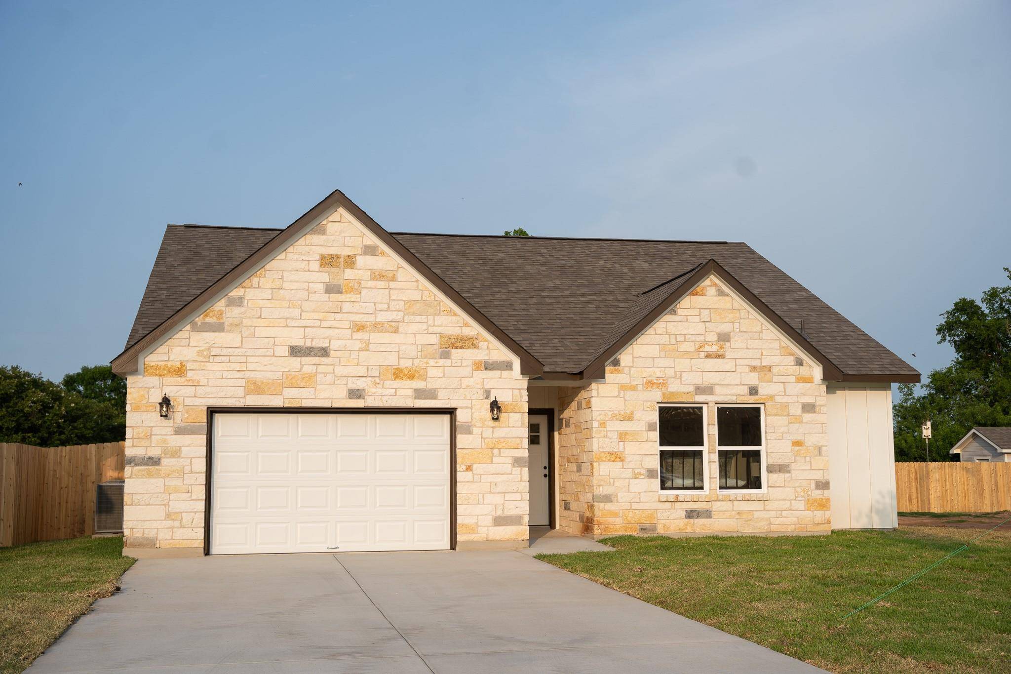 304 String Prairie WAY, Smithville, TX 78957