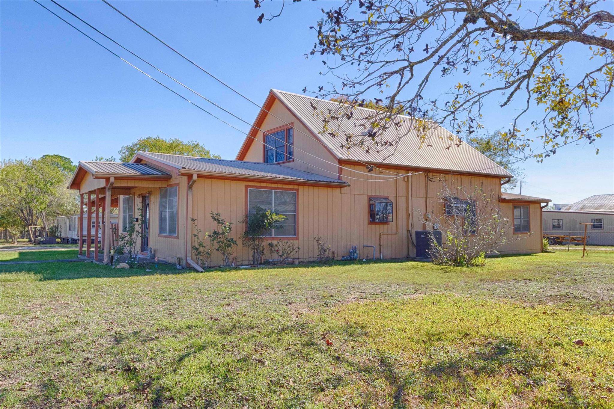 602 E Post Office ST, Weimar, TX 78962