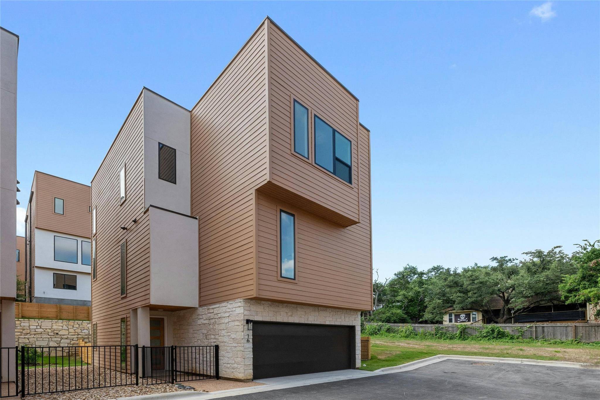 6825 Wolfcreek PASS #16, Austin, TX 78749