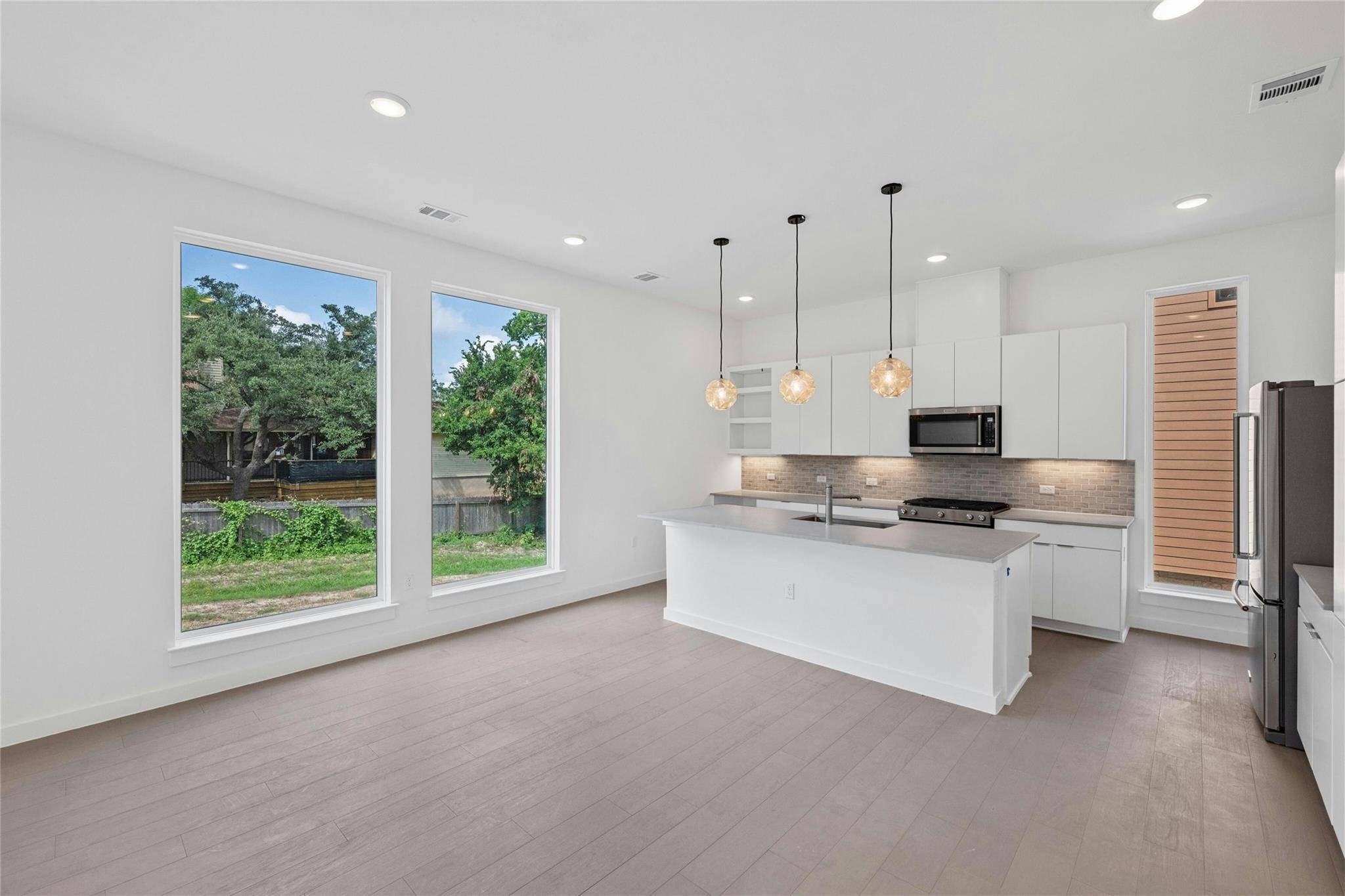 6825 Wolfcreek PASS #16, Austin, TX 78749
