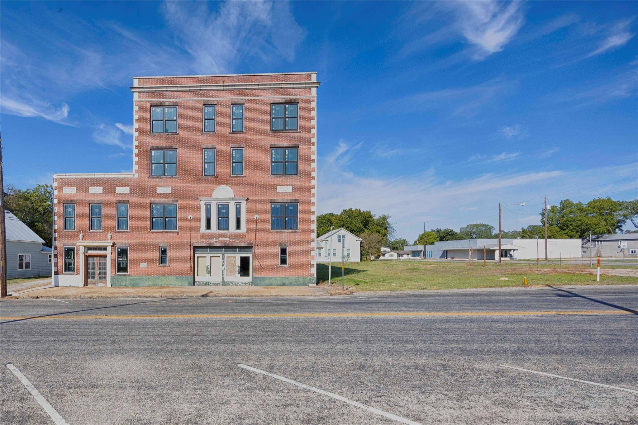 607 Lyons Ave, Schulenburg, TX 78956