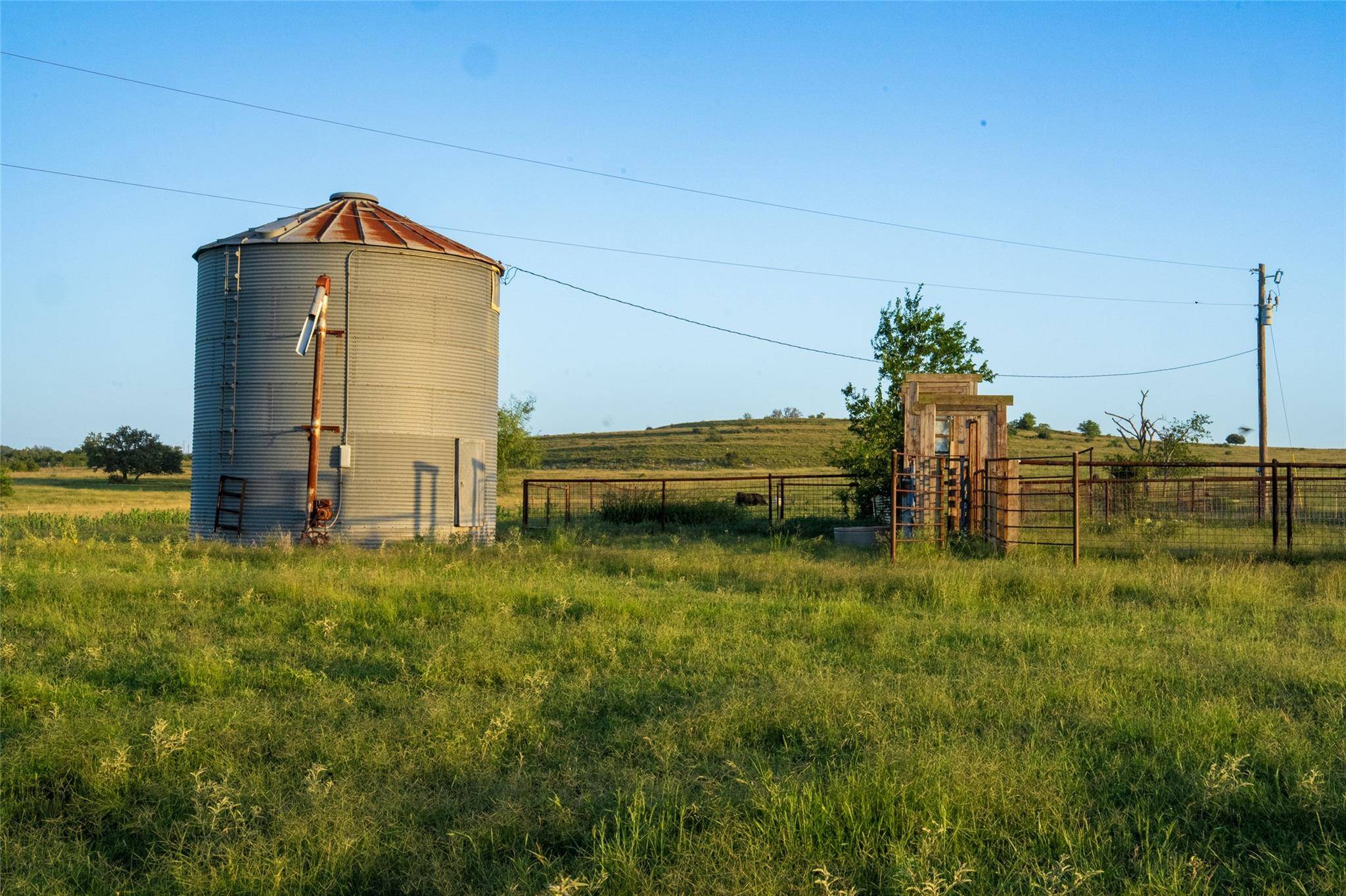 302 Hye Albert RD, Hye, TX 78635