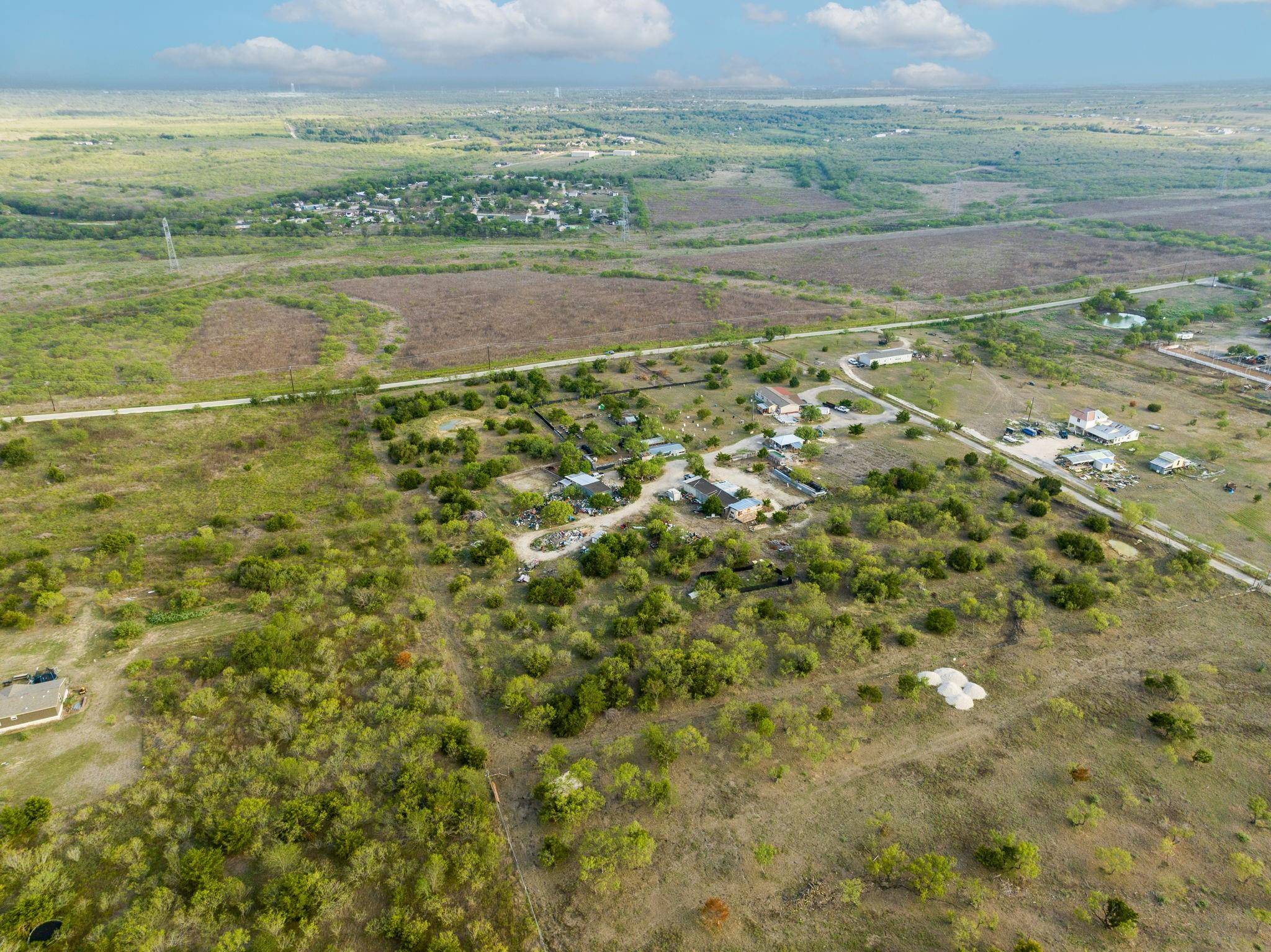 835 Tomahawk TRL, Dale, TX 78616