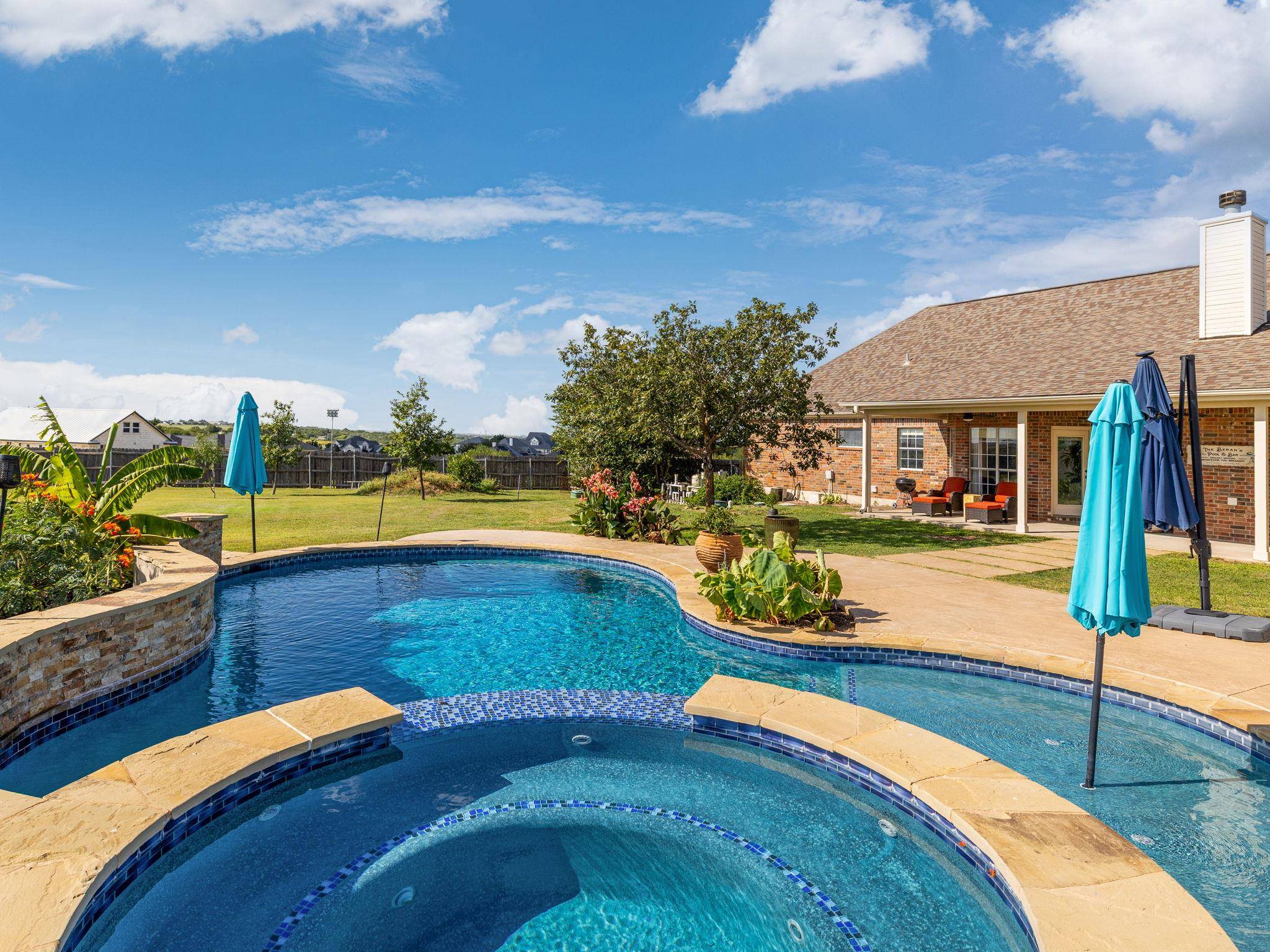 155 Comanche CIR, Hutto, TX 78634