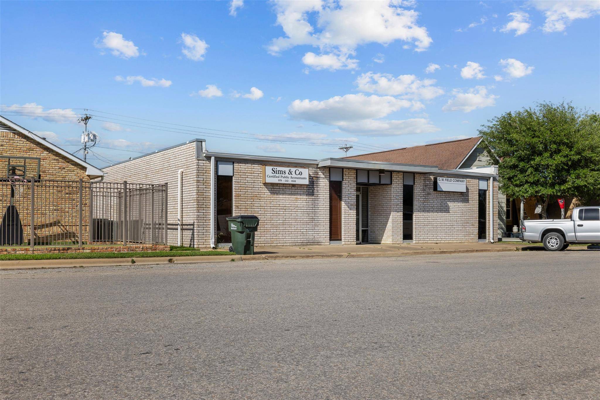 251 E Hempstead ST, Giddings, TX 78942