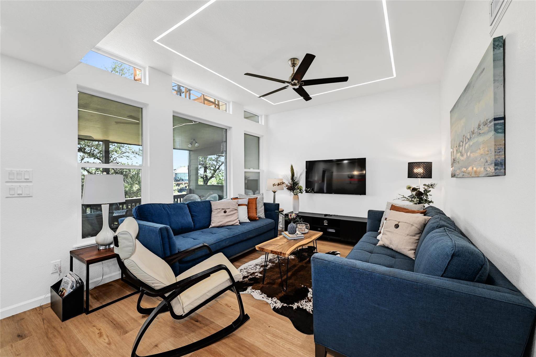 225 Comanche LN, Point Venture, TX 78645