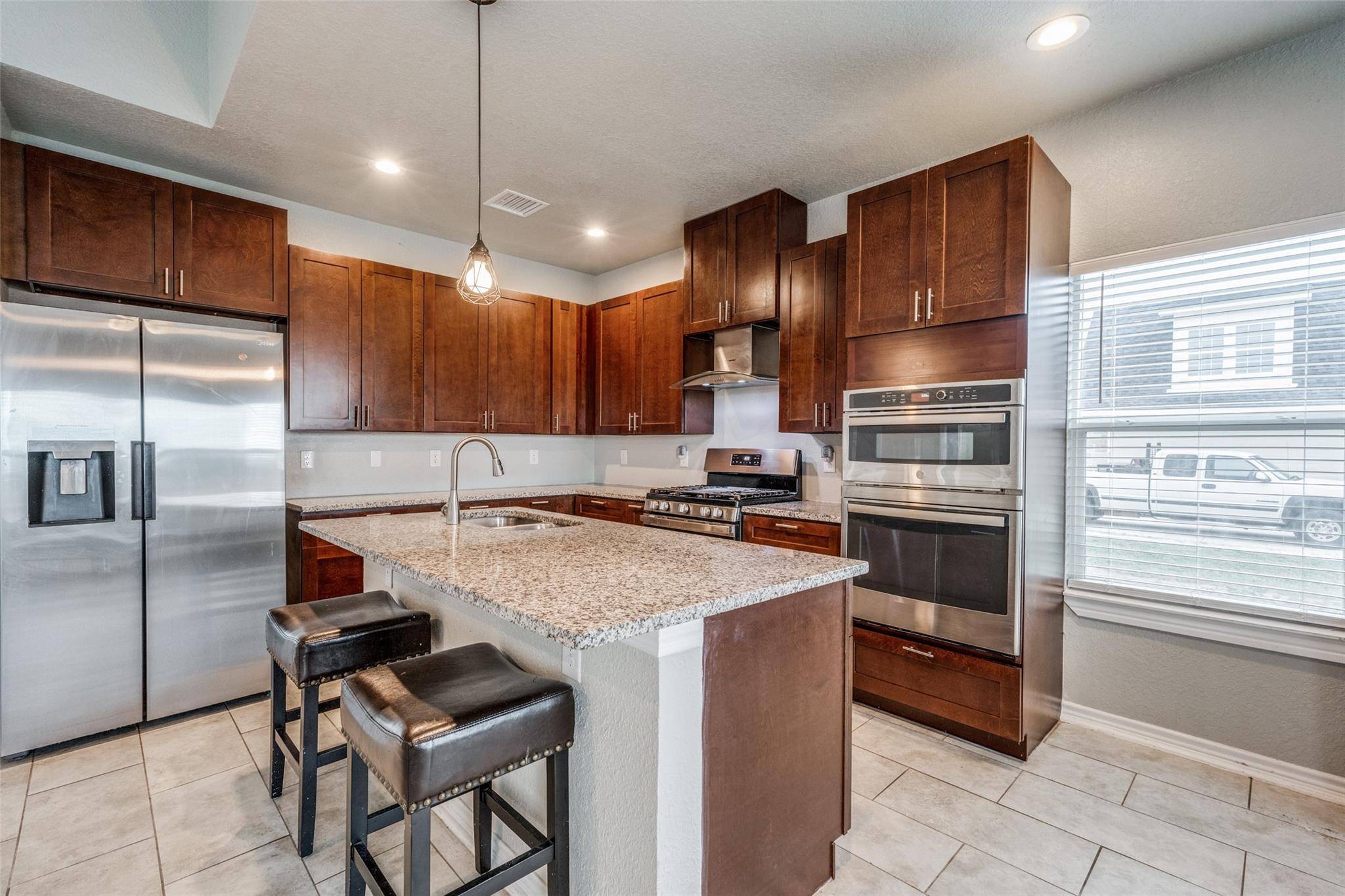 9723 Crow LN, Adkins, TX 78101