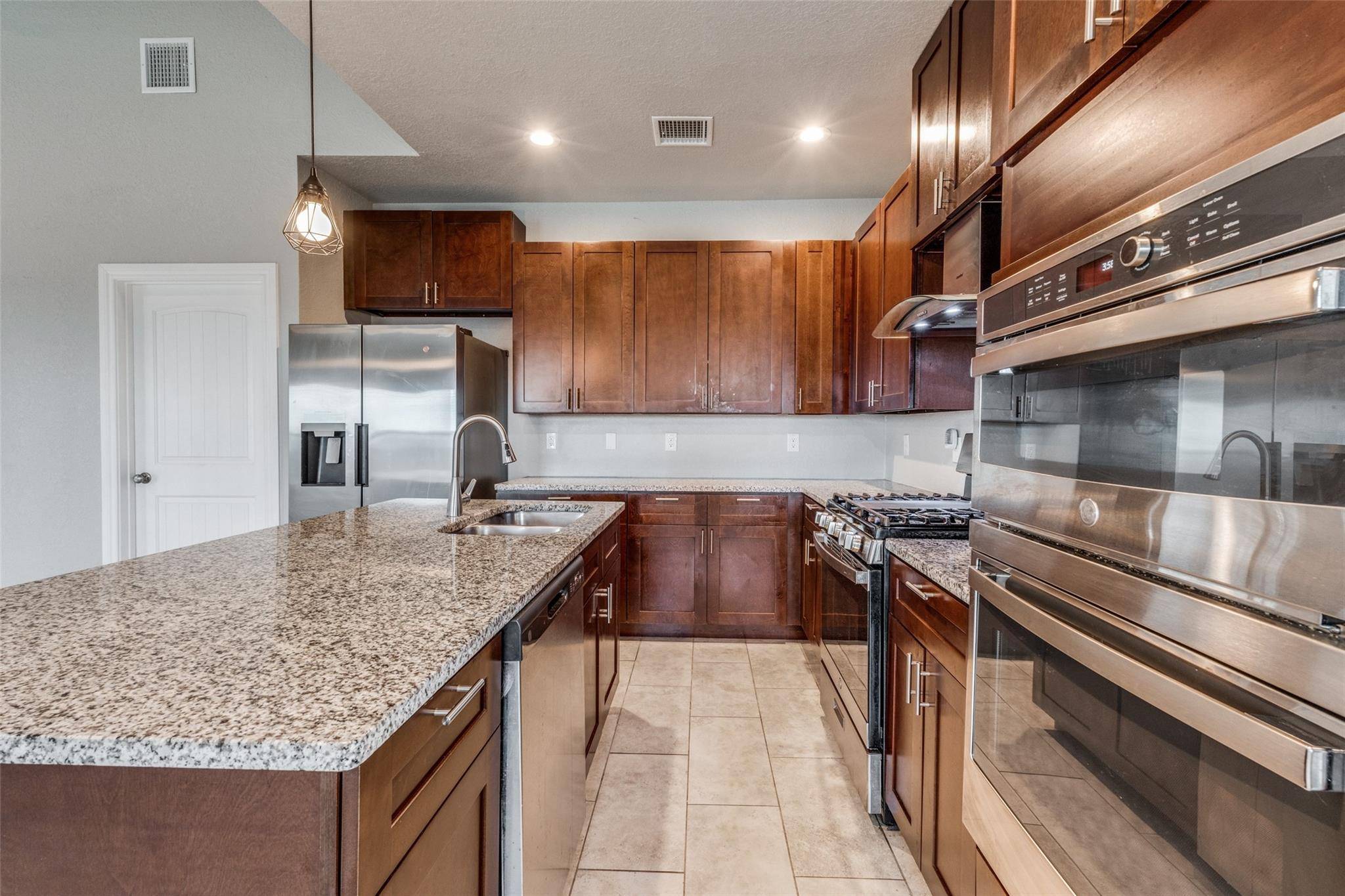 9723 Crow LN, Adkins, TX 78101