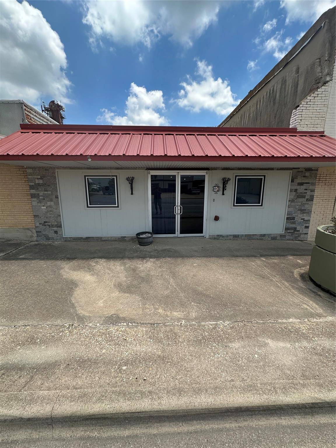 8 W Mesquite Ave, Rogers, TX 76569
