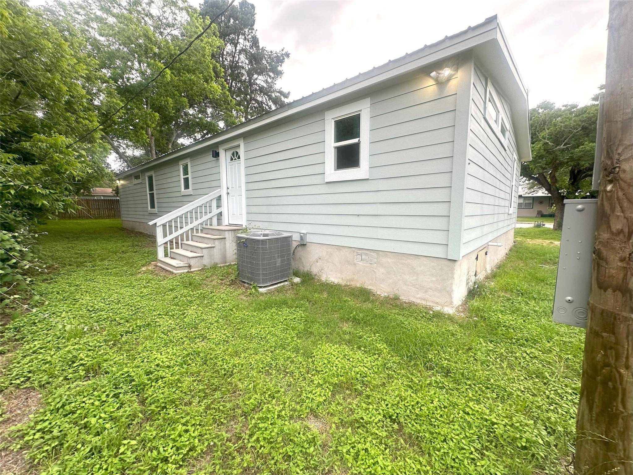 803 Highland Ave, Rockdale, TX 76567