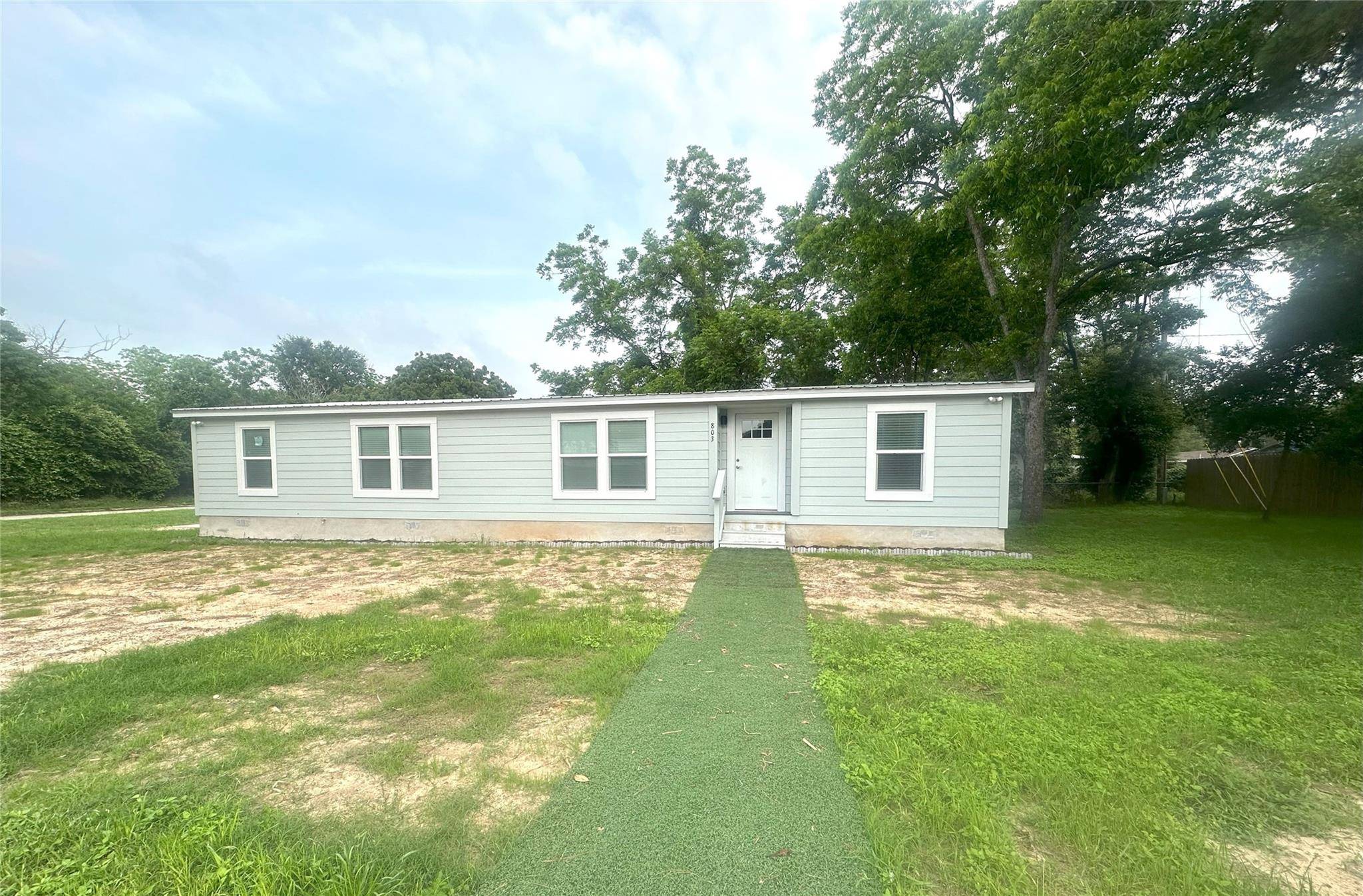 803 Highland Ave, Rockdale, TX 76567