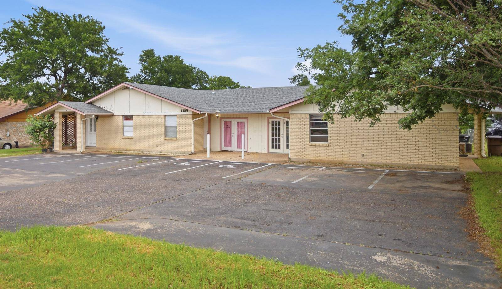 1305 S MAYS ST #C&D, Round Rock, TX 78664