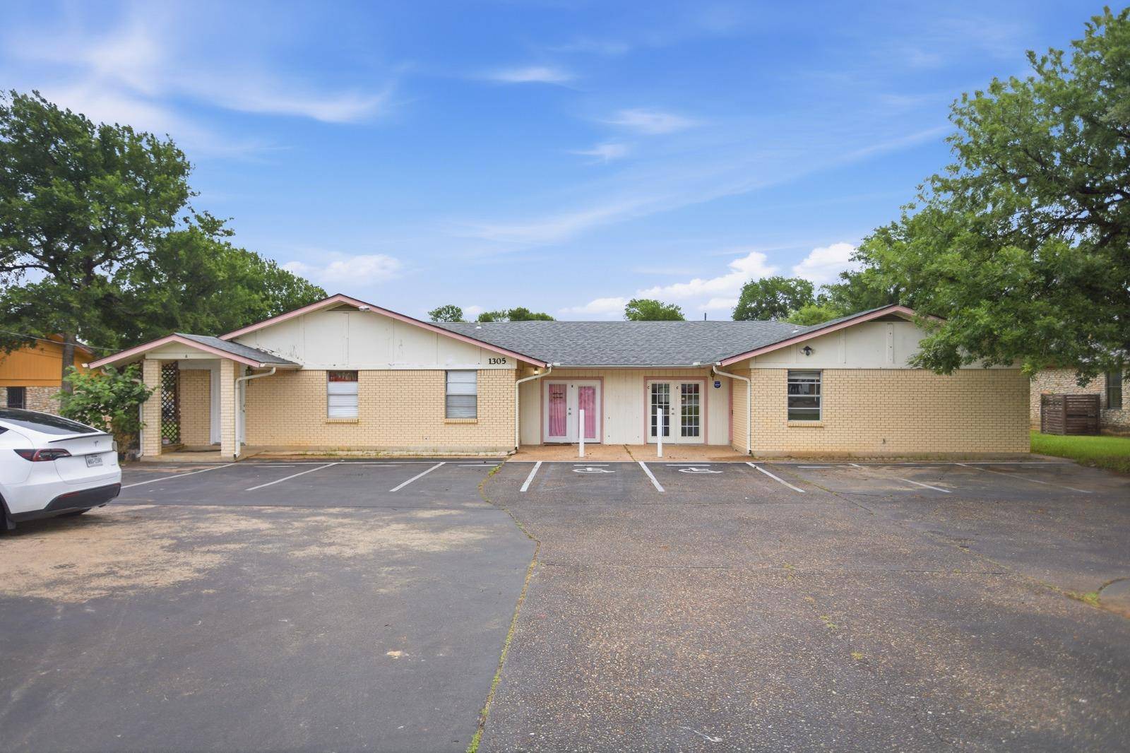 1305 S MAYS ST #C&D, Round Rock, TX 78664