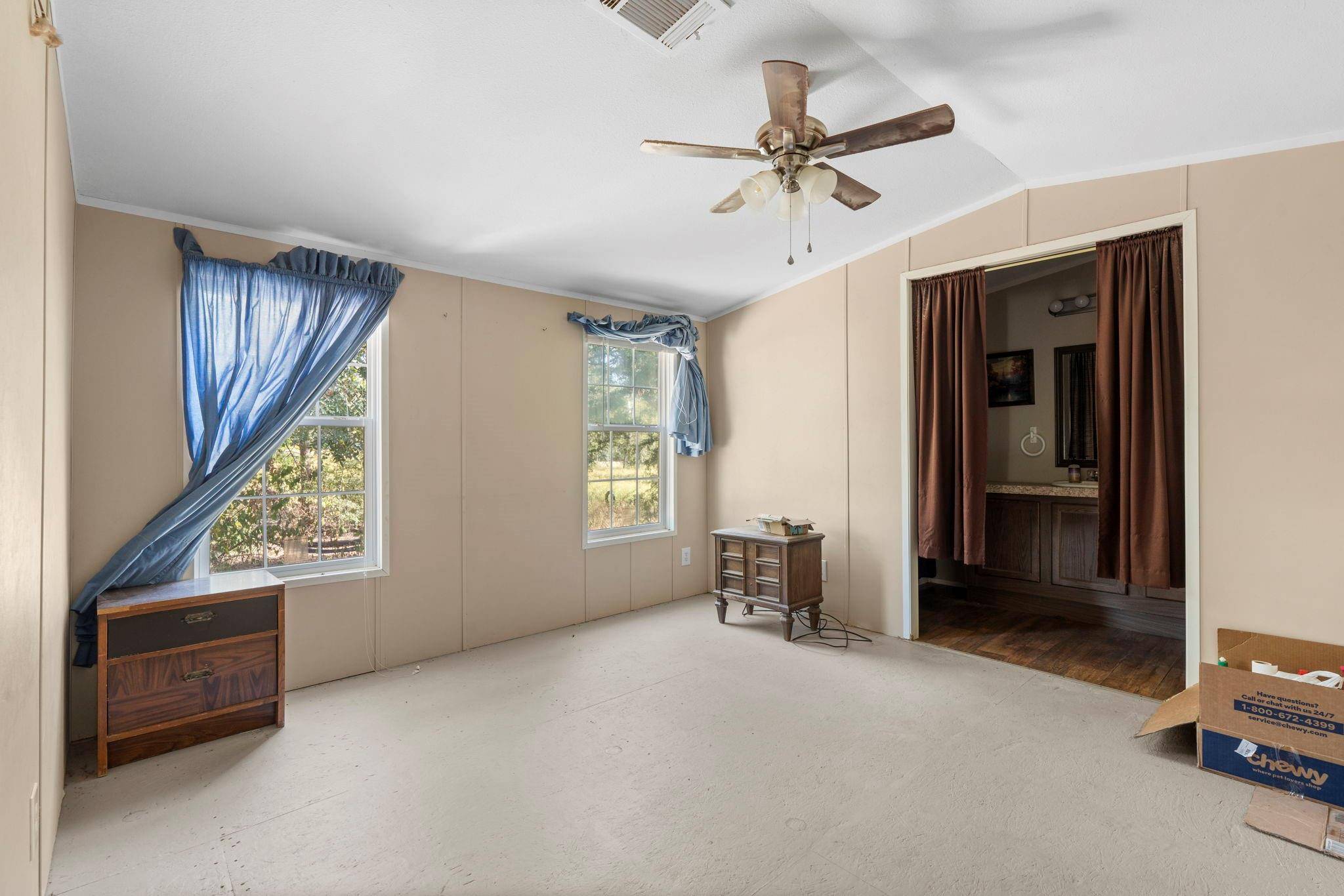 3115 Chuckwagon RD, Luling, TX 78648
