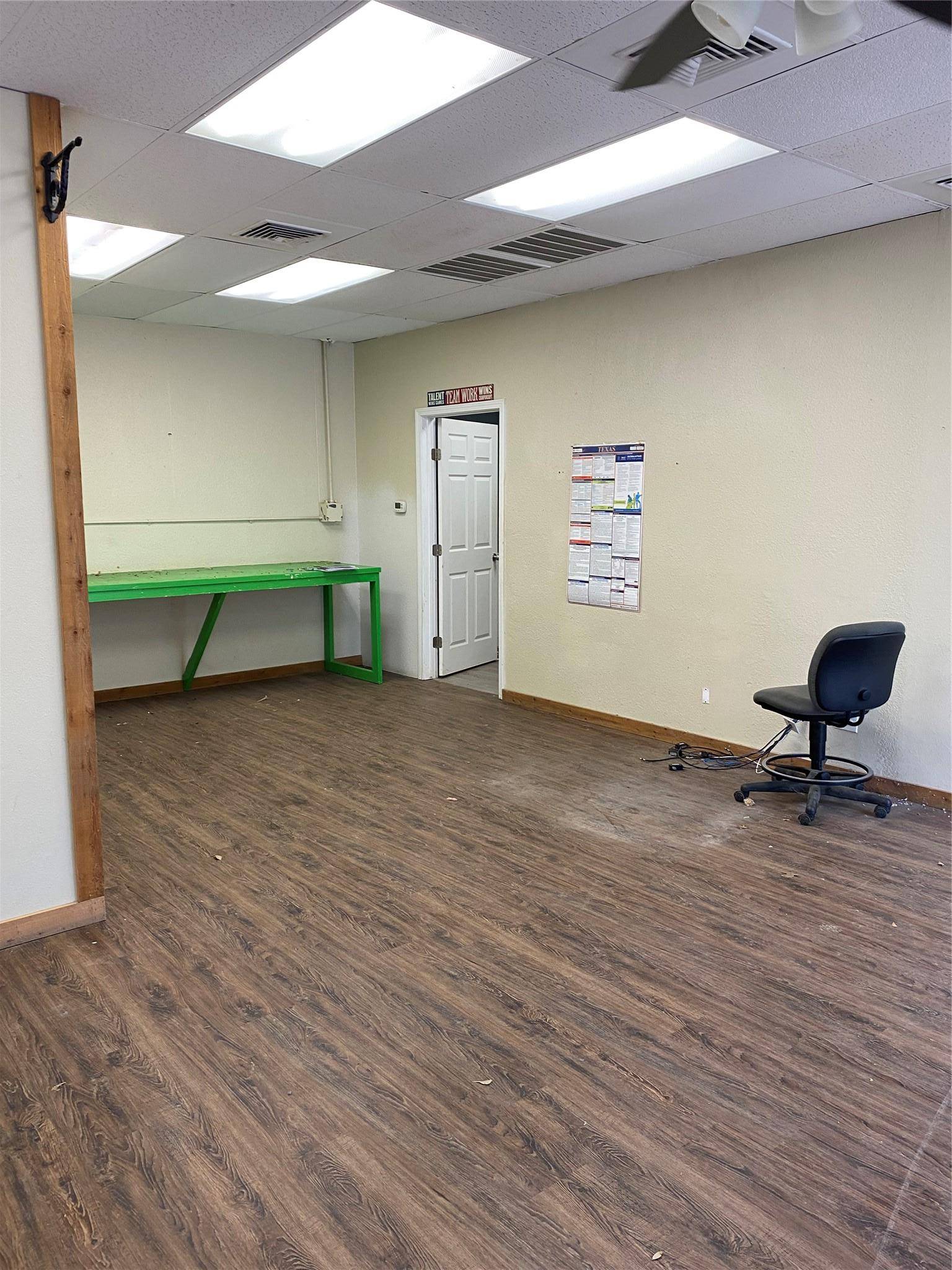 301 Bishop ST, Smithville, TX 78957