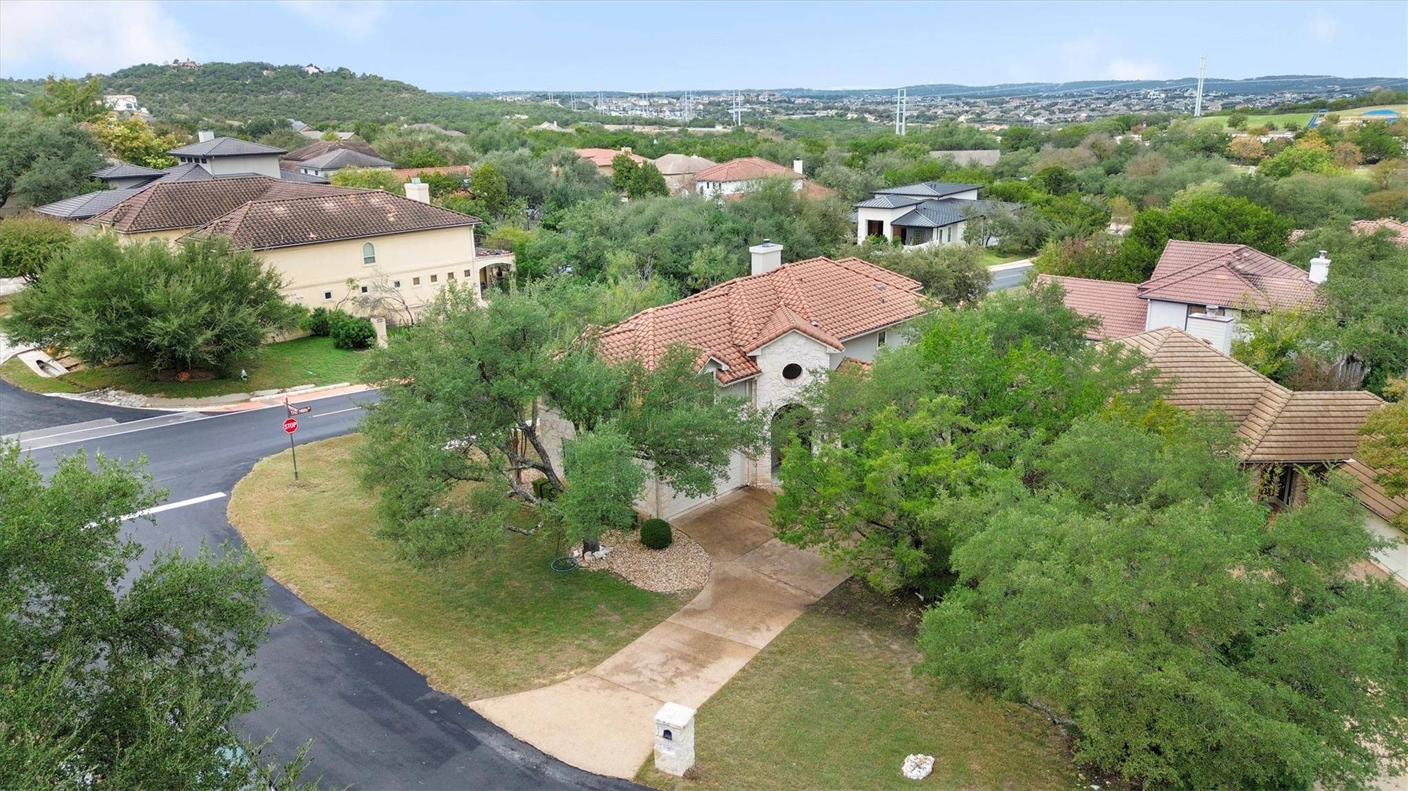 6 Monarch Oaks LN, The Hills, TX 78738