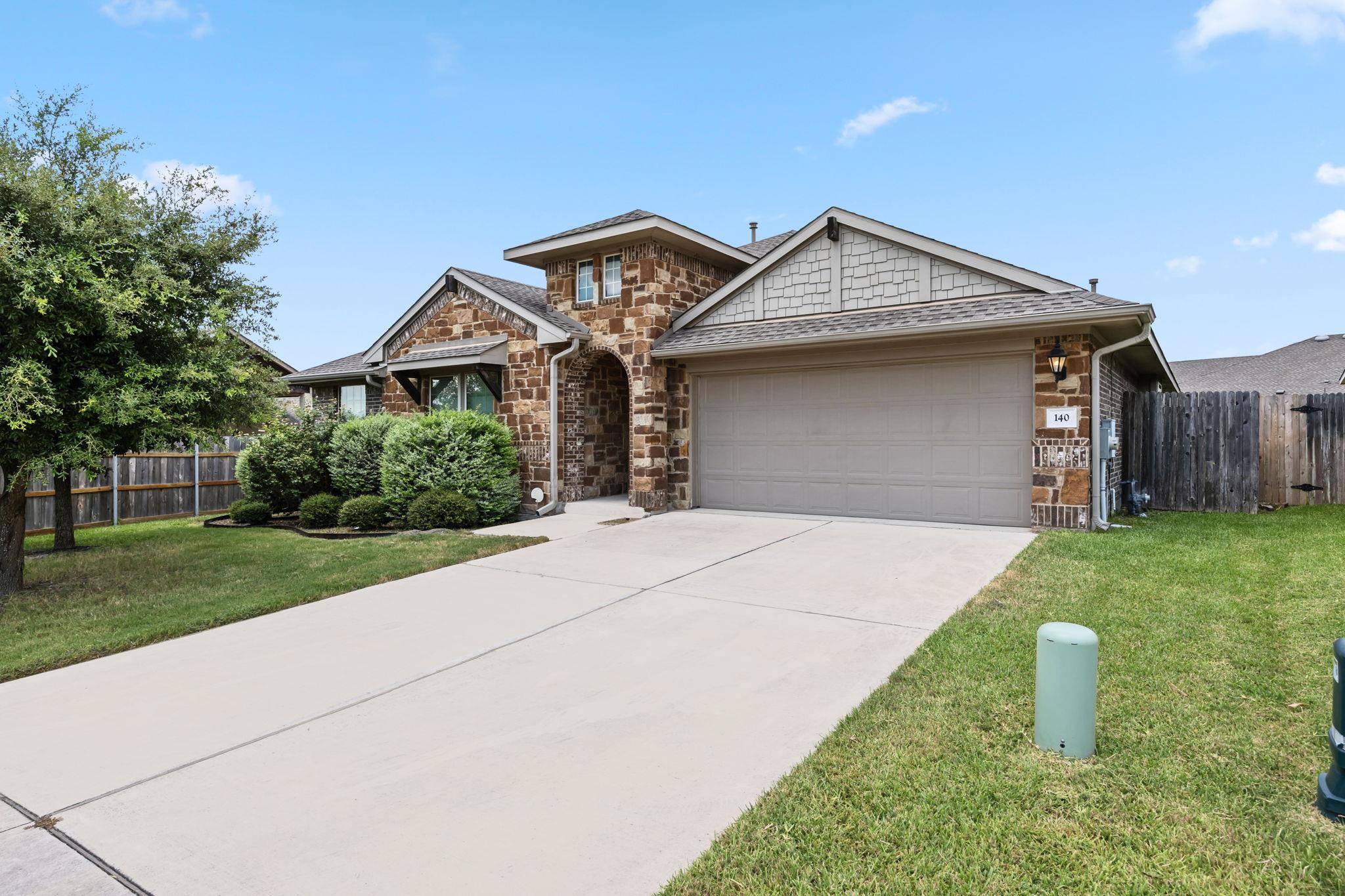140 W Highfield ST, Hutto, TX 78634