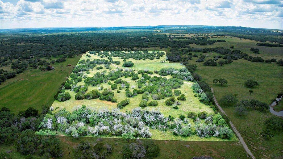 555 Summer Hill LN, Johnson City, TX 78636