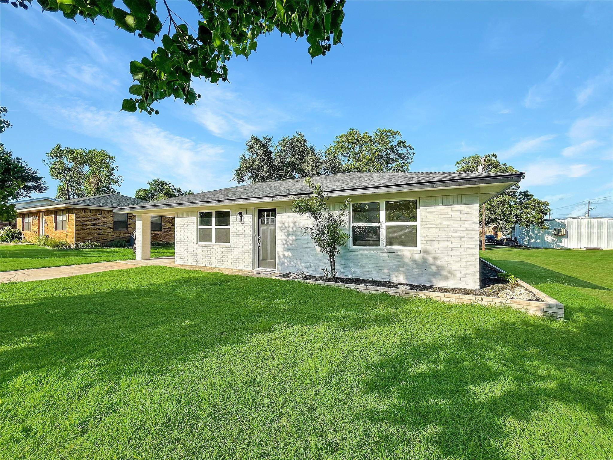 206 Summit ST, Rockdale, TX 76567
