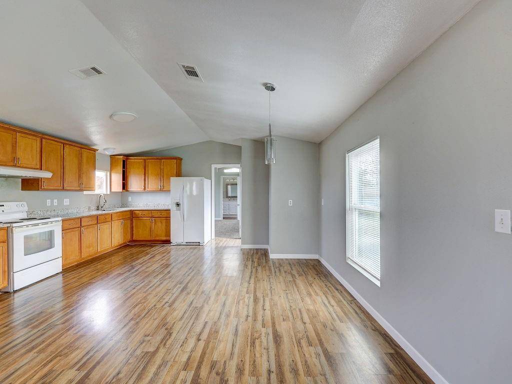 599 Rocky Ridge LN, Luling, TX 78648