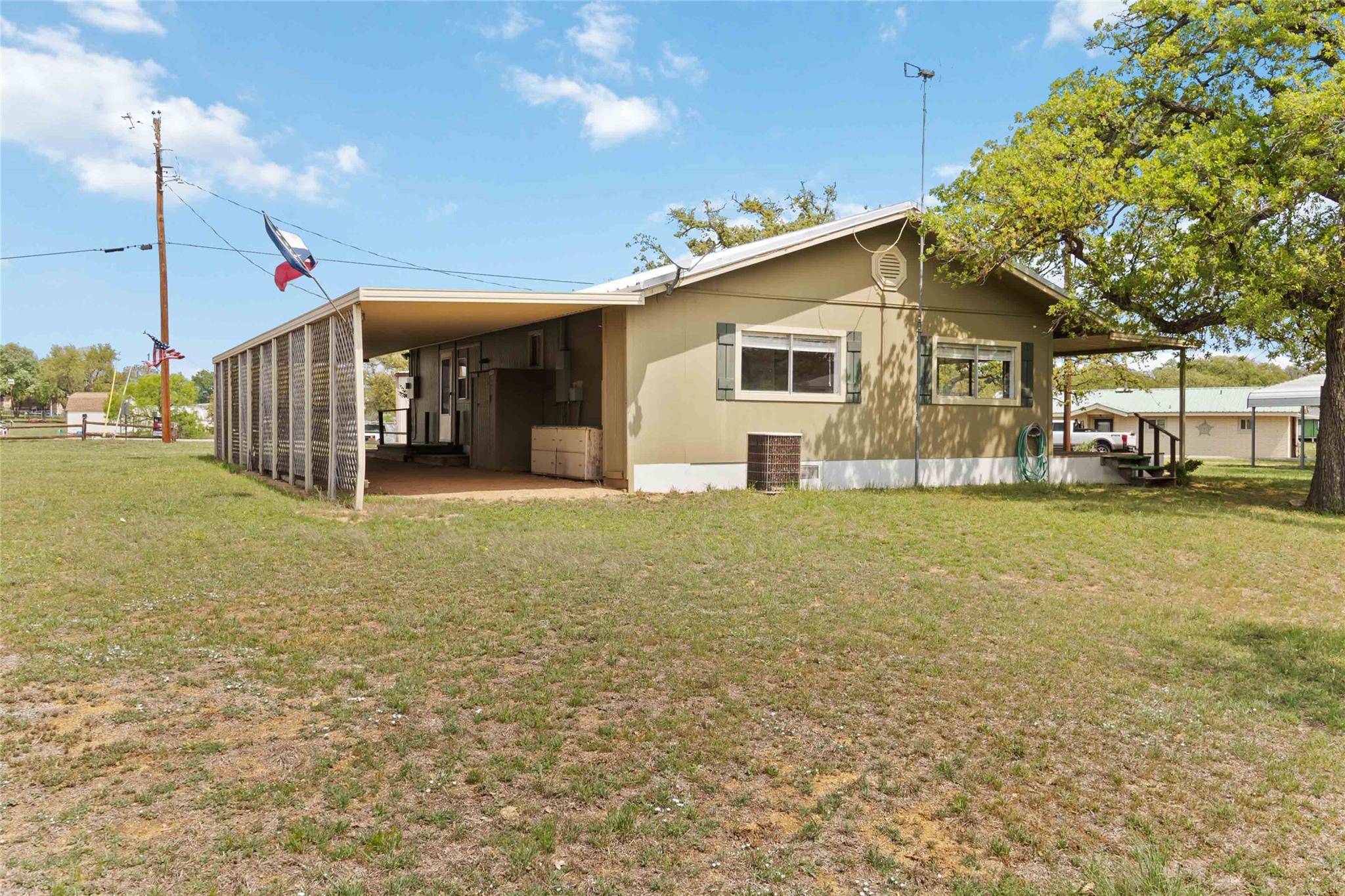 1515 Bee LN, Tow, TX 78672
