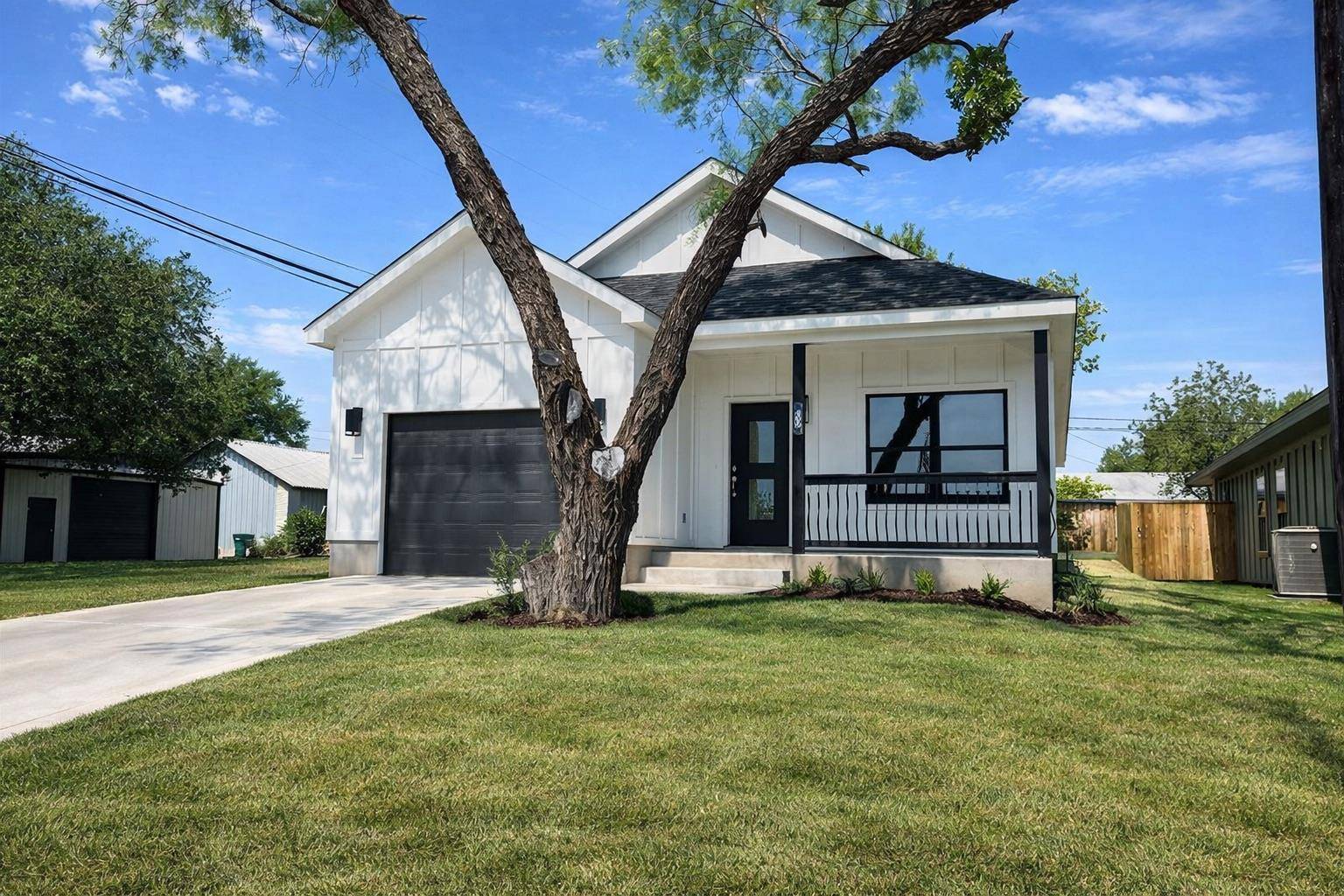 600 Fir LN, Cottonwood Shores, TX 78657