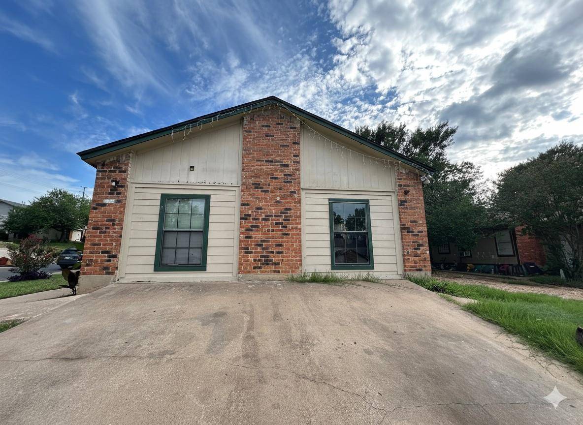 9705 Carson CRK #A, Del Valle, TX 78617