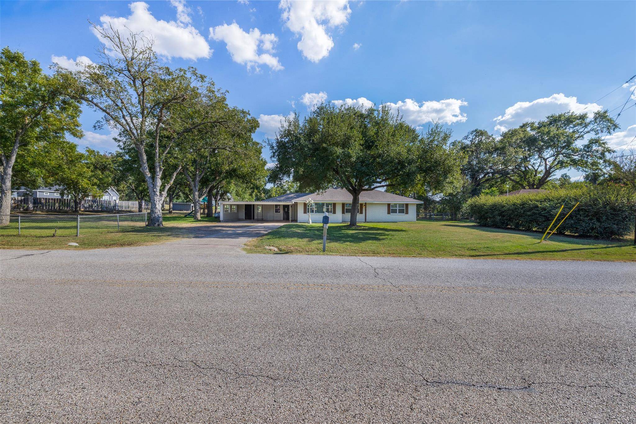 1906 Gun And Rod RD, Brenham, TX 77833