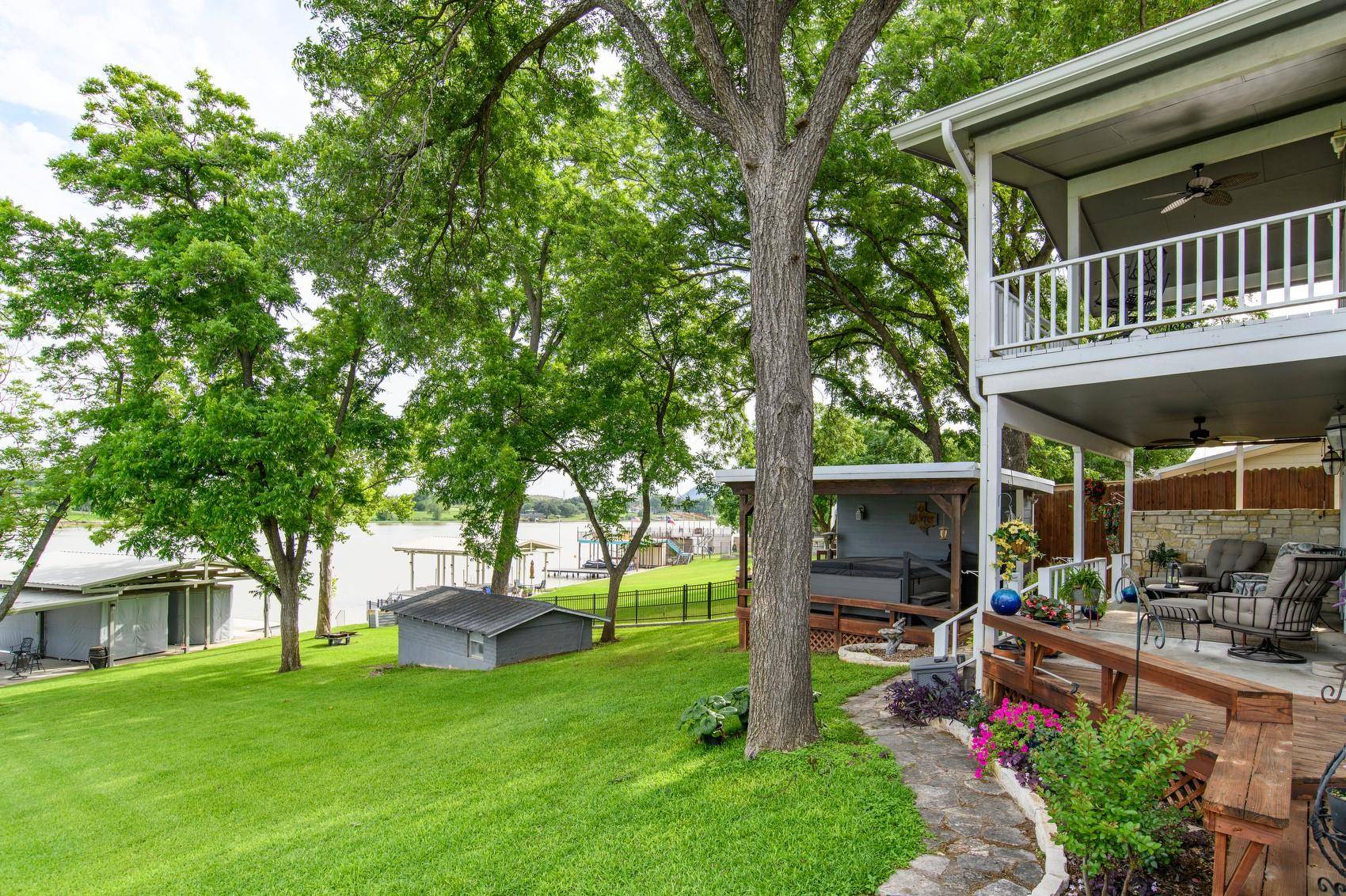 1912 Bluebonnet LN, Kingsland, TX 78639