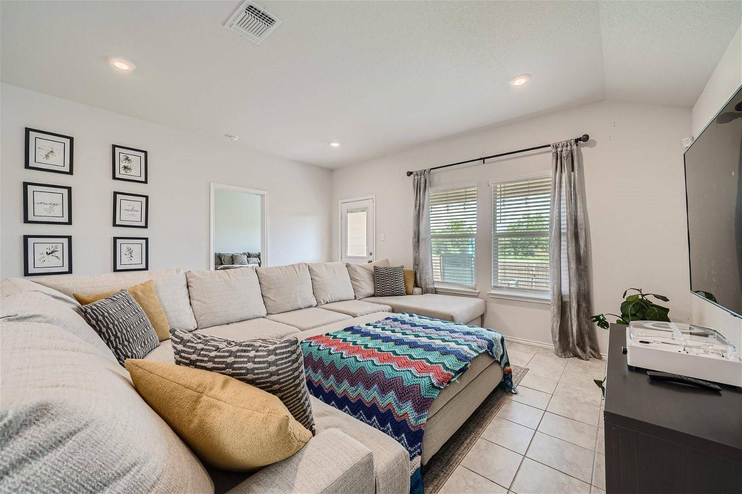 717 Taggart TRL, Jarrell, TX 76537