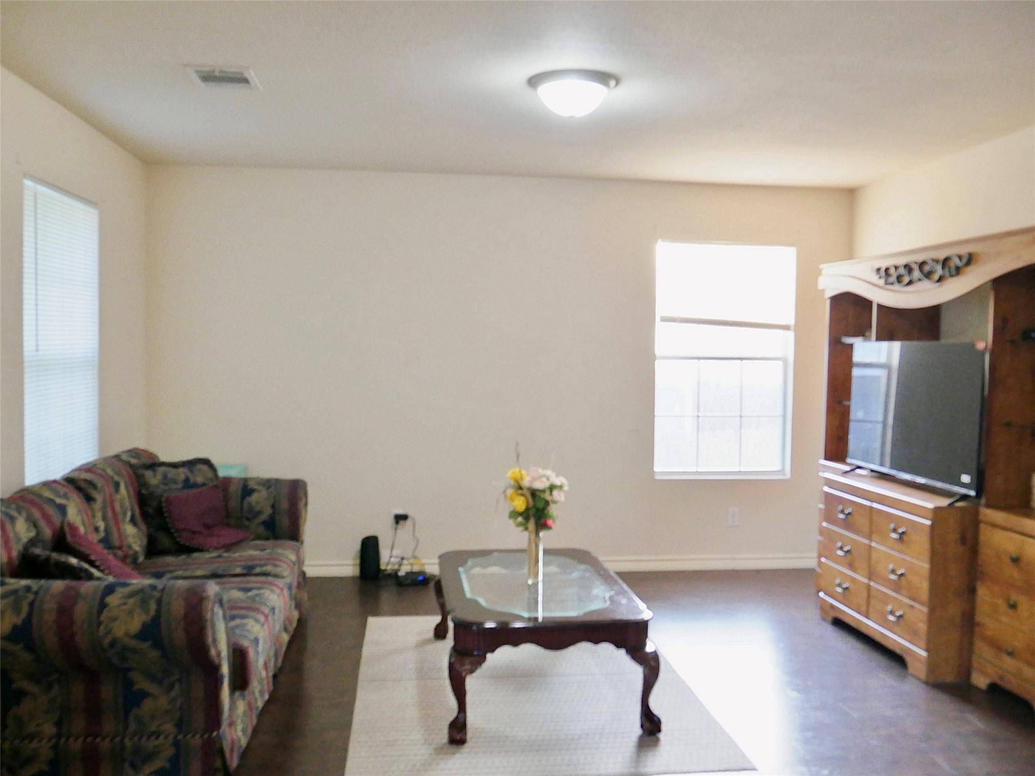 1013 Price ST, Taylor, TX 76574
