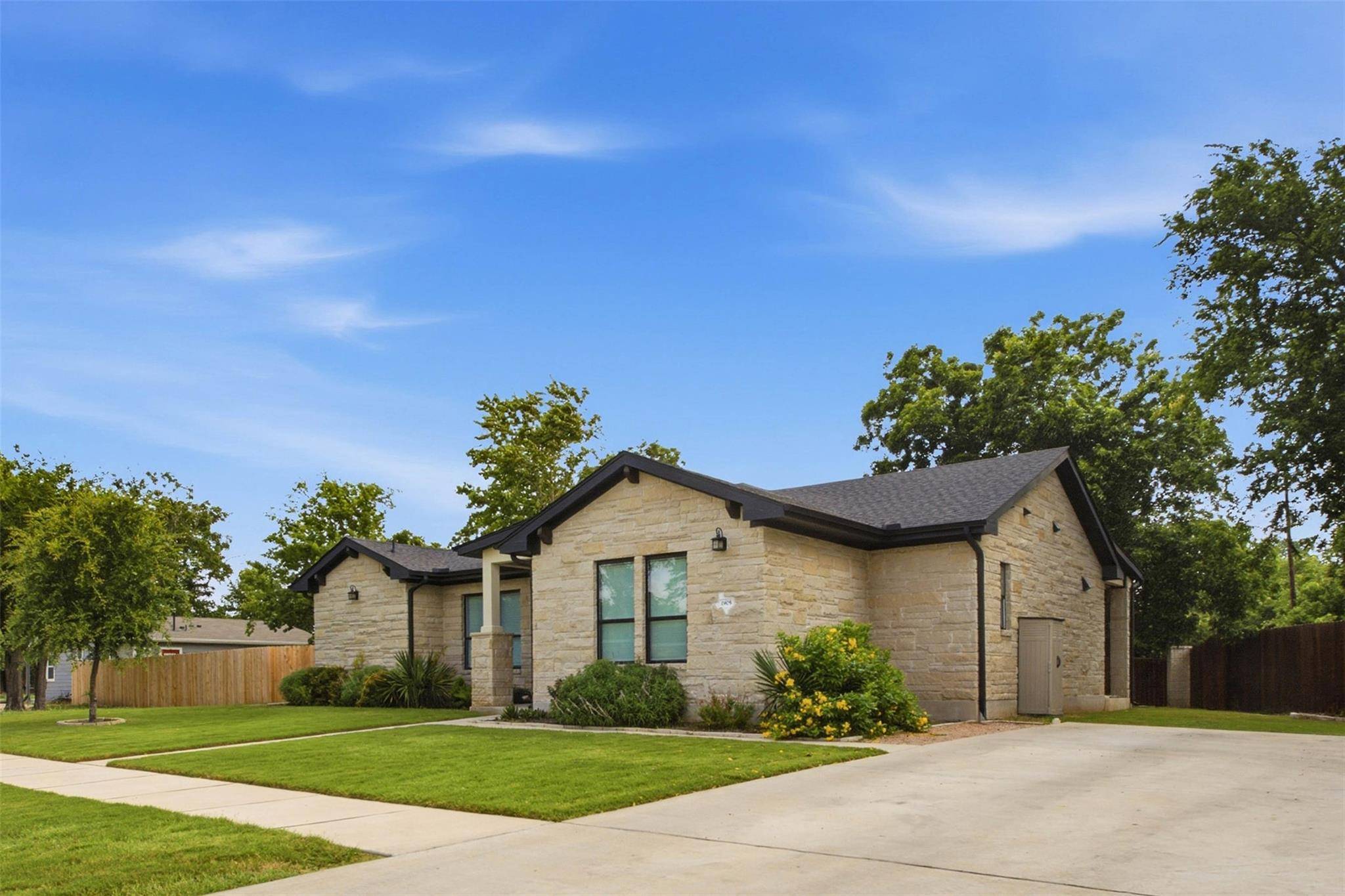 1905 S College ST, Georgetown, TX 78626
