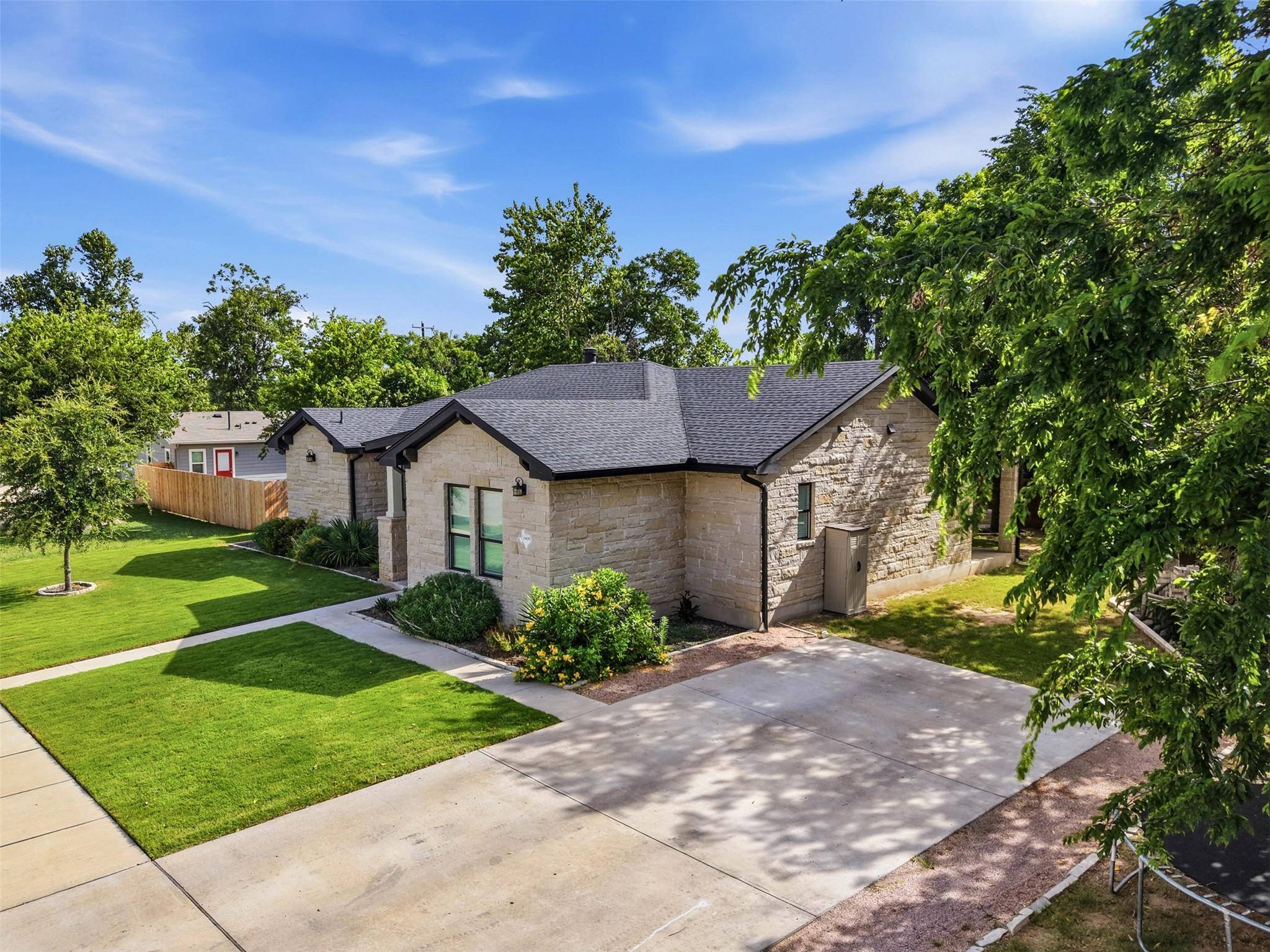 1905 S College ST, Georgetown, TX 78626