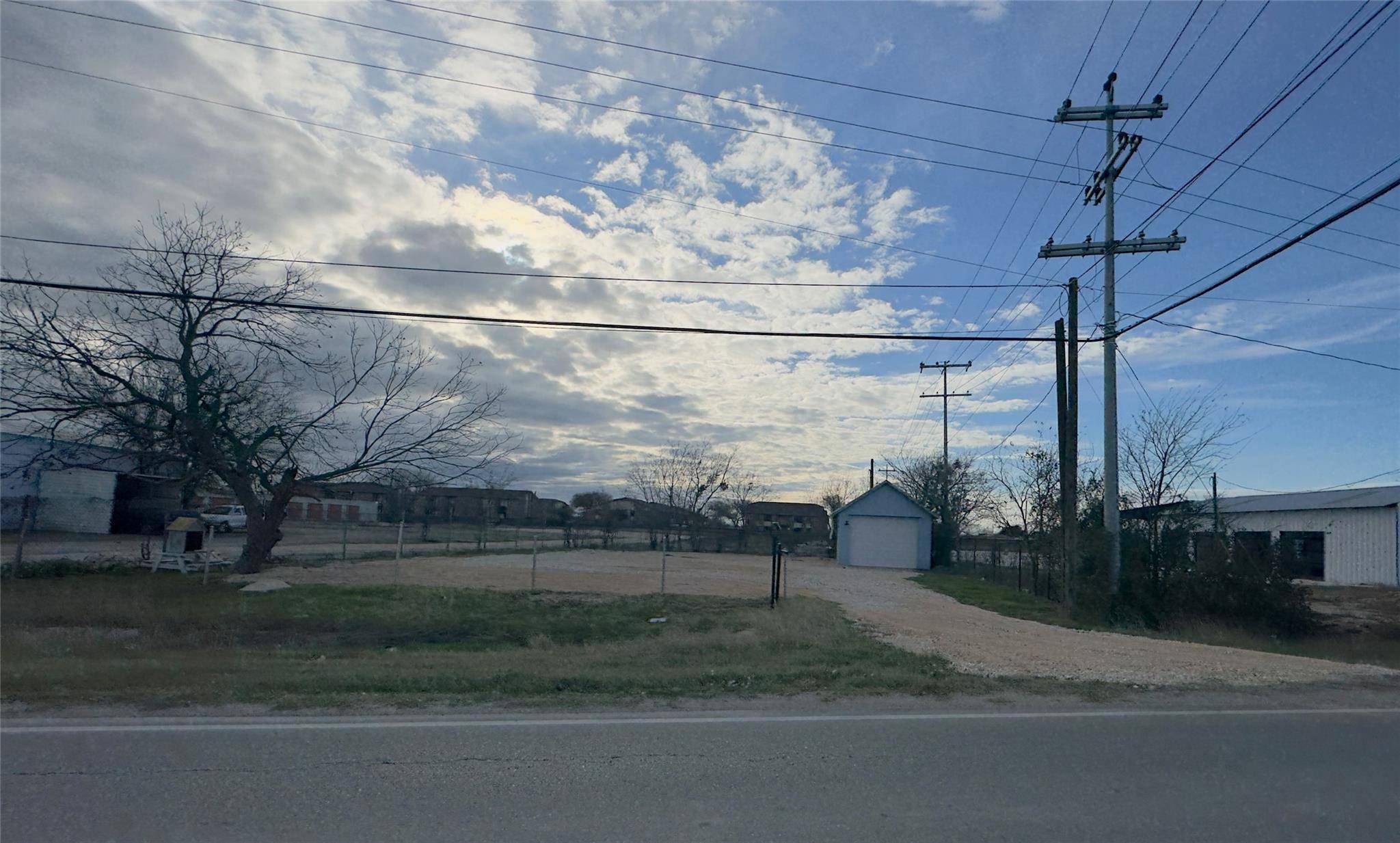 1411 S Commerce ST, Lockhart, TX 78644