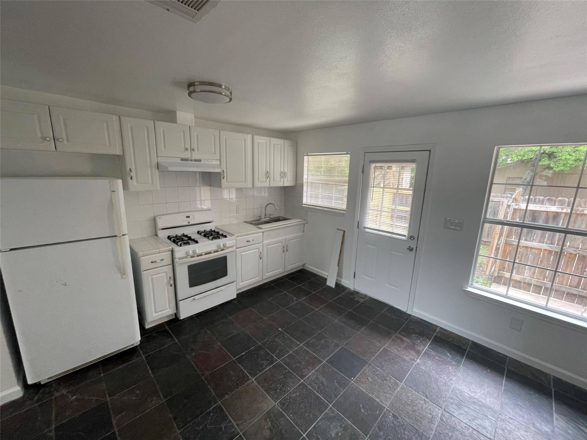 2808 Lyon RD #A, Austin, TX 78702