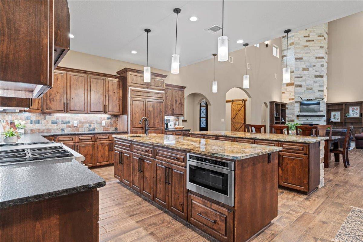 1951 Bridlewood Ranches DR, San Marcos, TX 78666