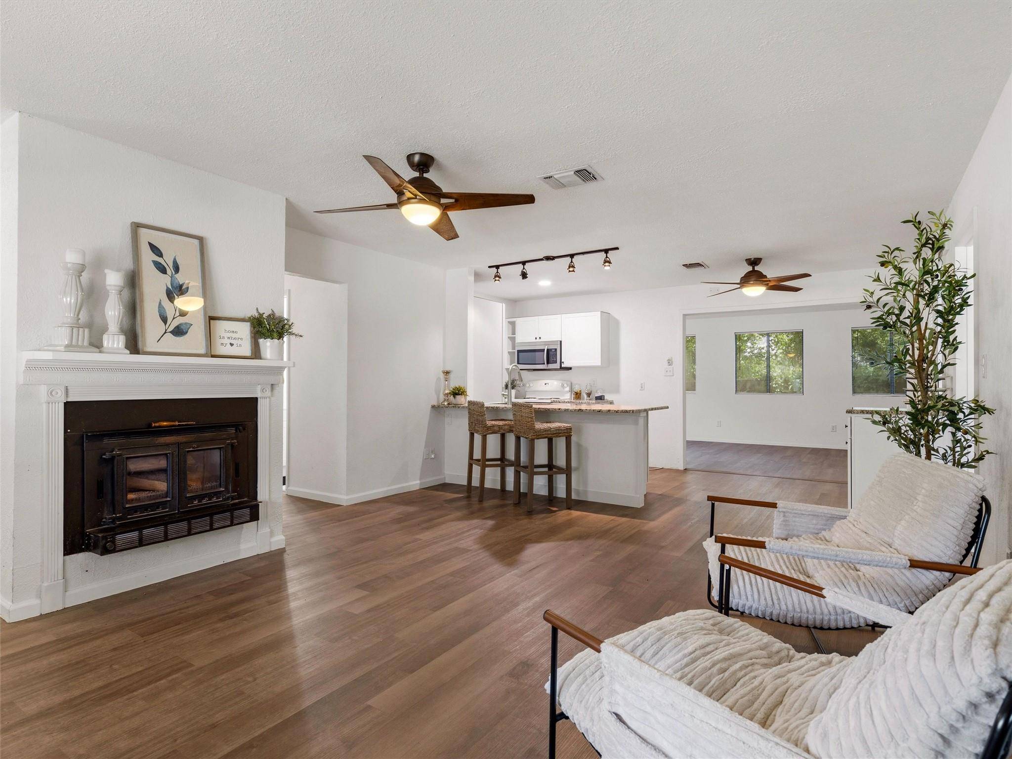 1037 Wilkes CIR, Smithville, TX 78957