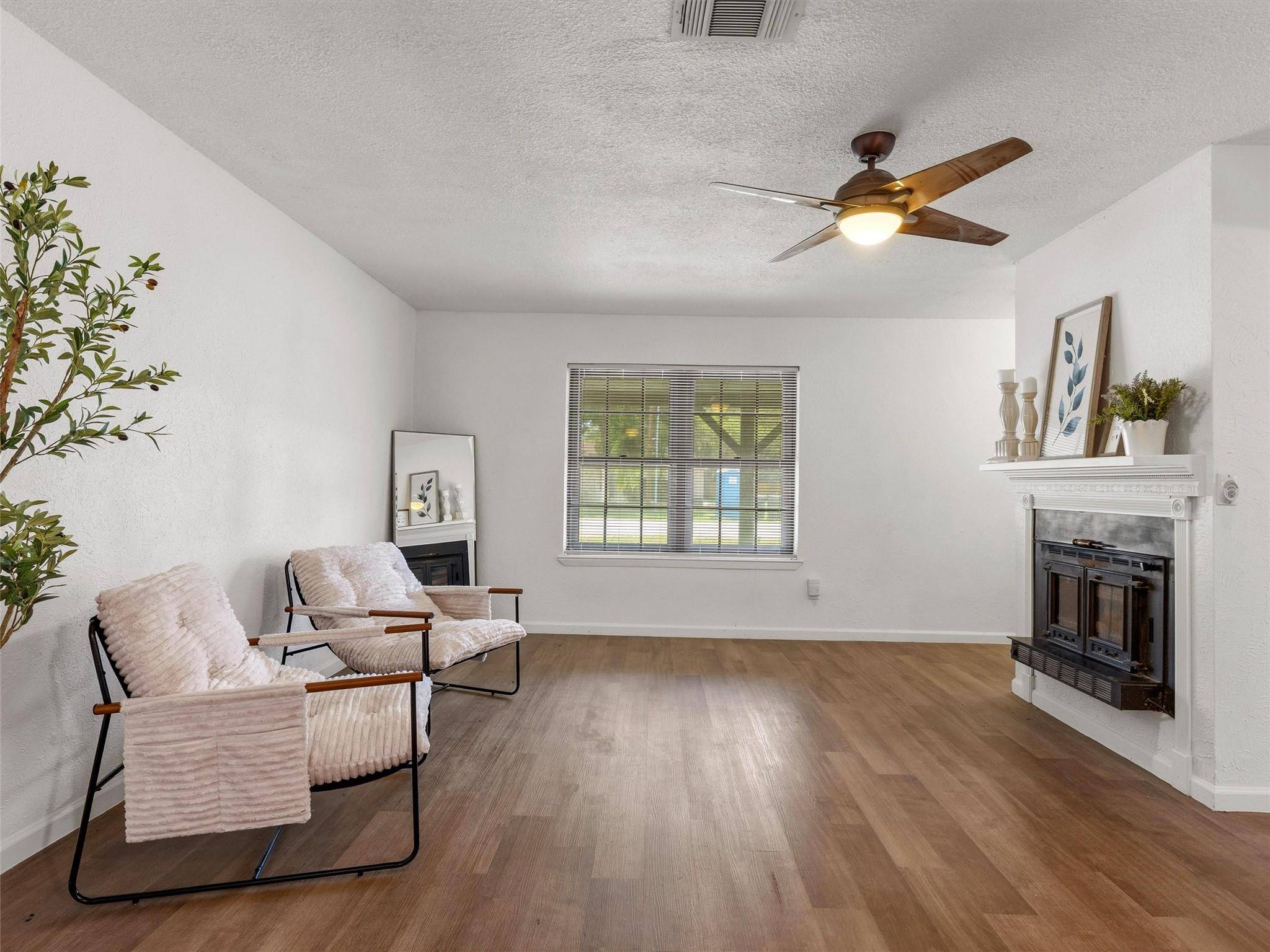 1037 Wilkes CIR, Smithville, TX 78957