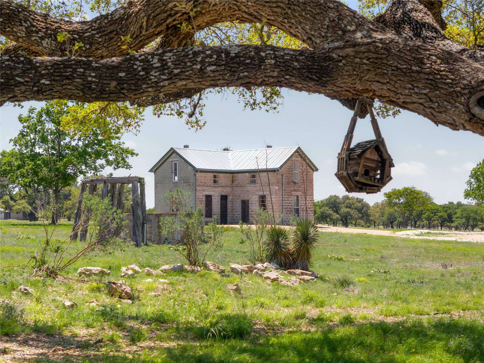 9695 W US 290 HWY, Hye, TX 78635