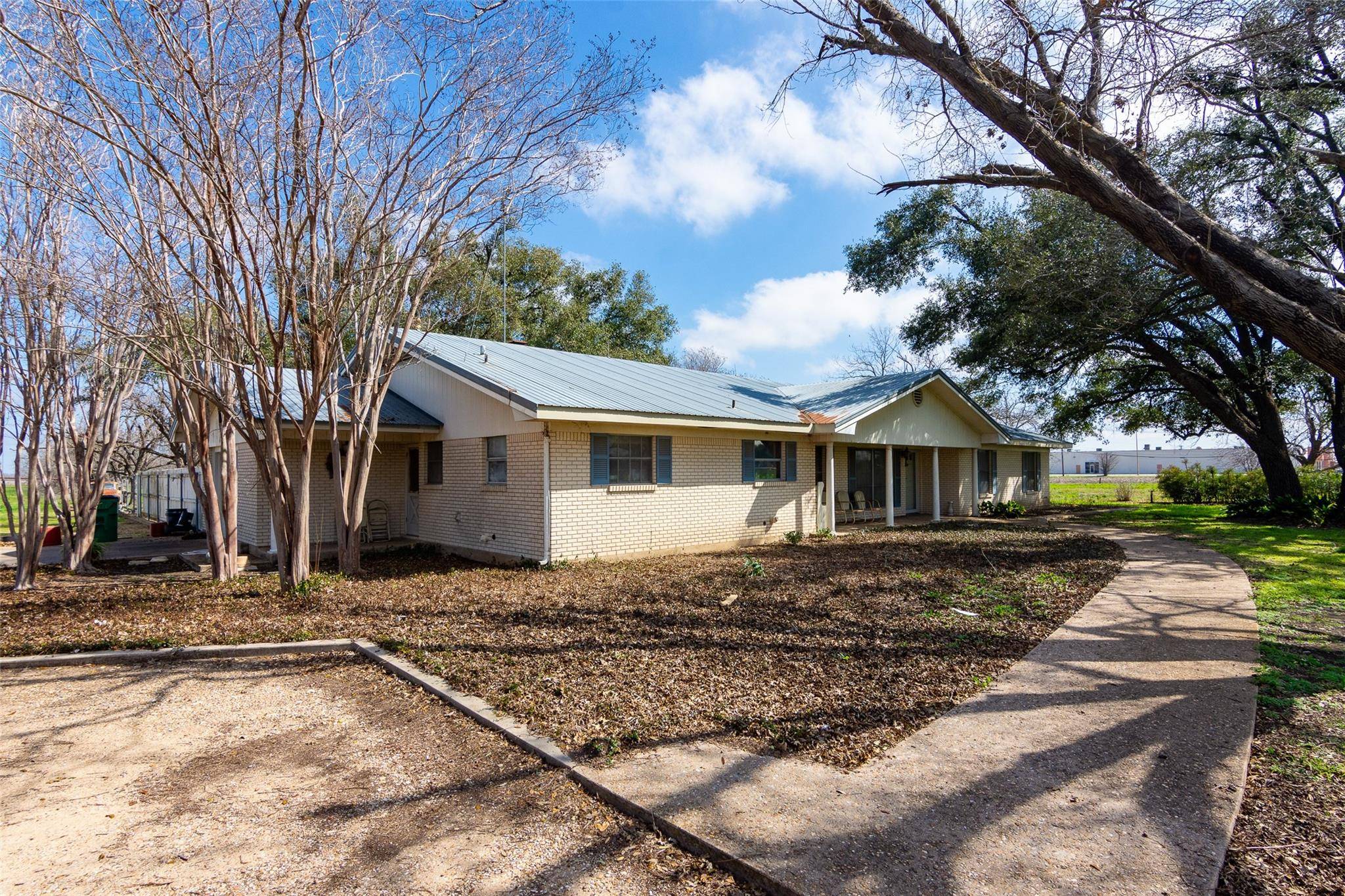 3310 N Main ST, Taylor, TX 76574