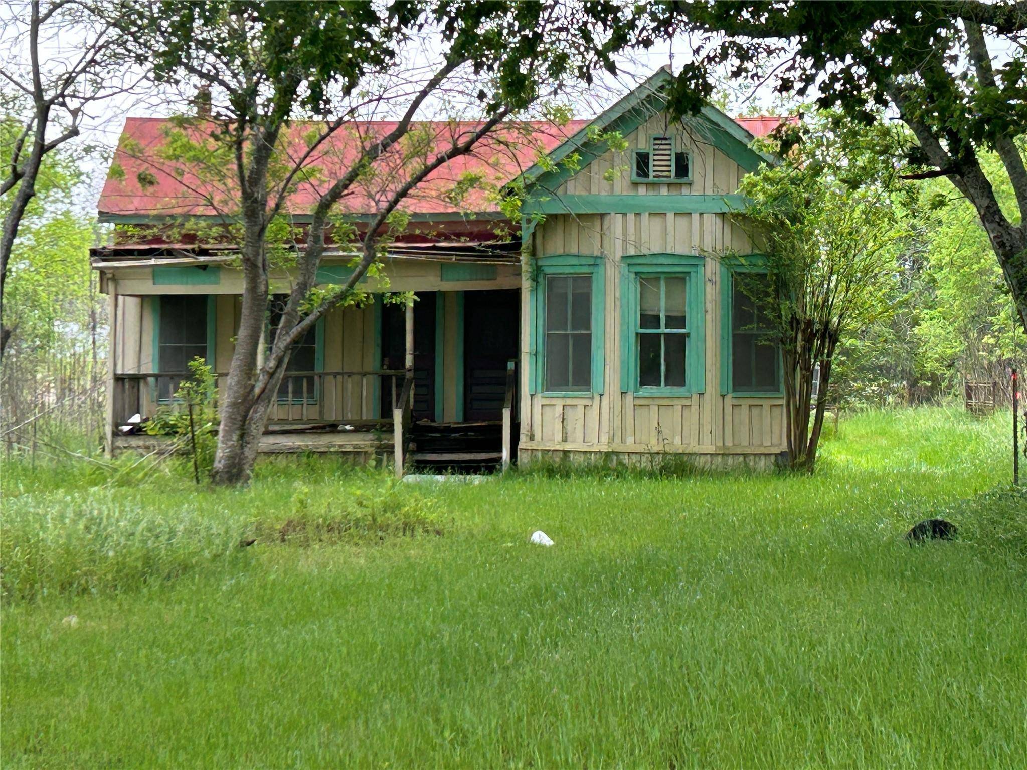 211, 205, 206 E Thigpen ST, Carmine, TX 78932