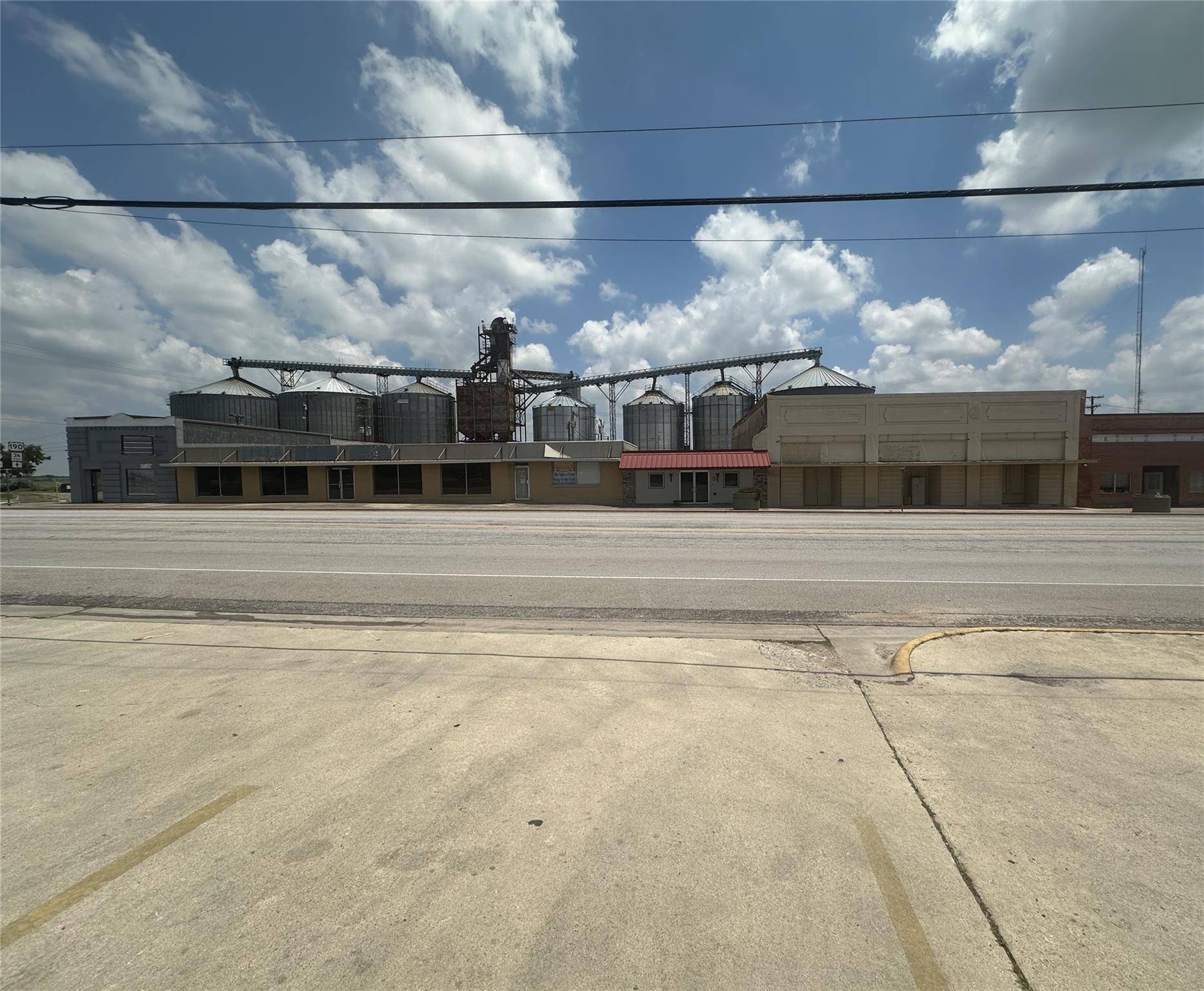 8 W Mesquite Ave, Rogers, TX 76569