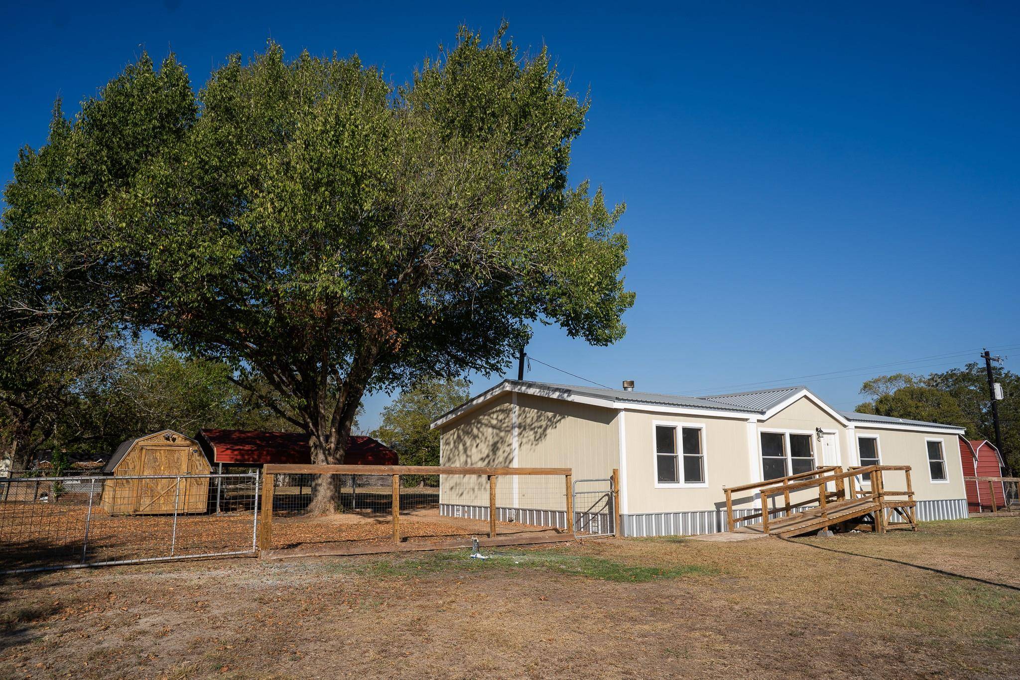 404 S Mill ST, Flatonia, TX 78941
