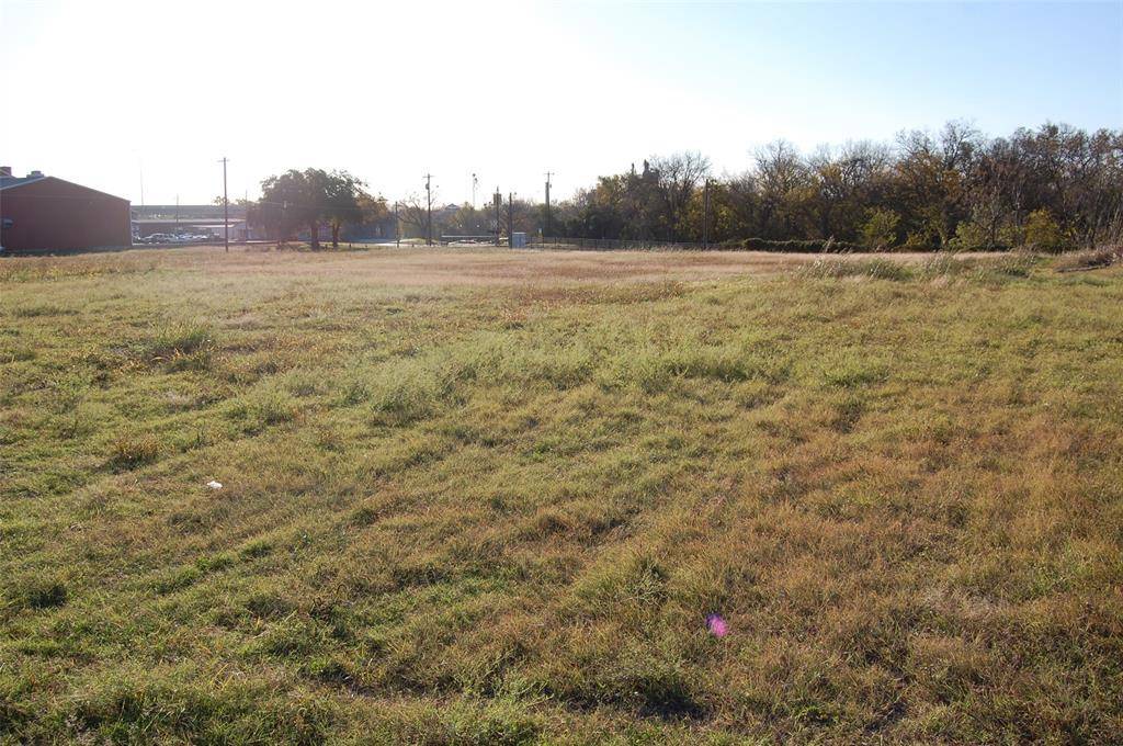 621 N Commerce ST, Lockhart, TX 78644