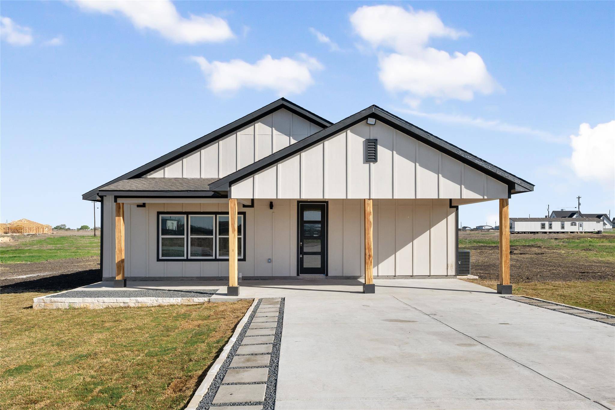 195 Bianca CIR, Del Valle, TX 78617