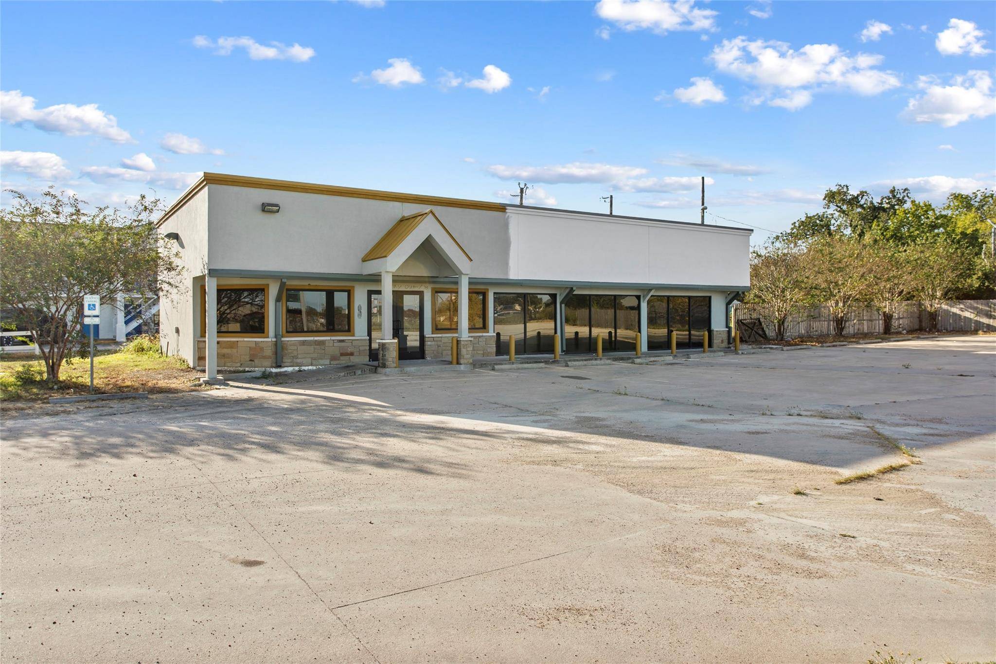 3250 E Austin ST, Giddings, TX 78942