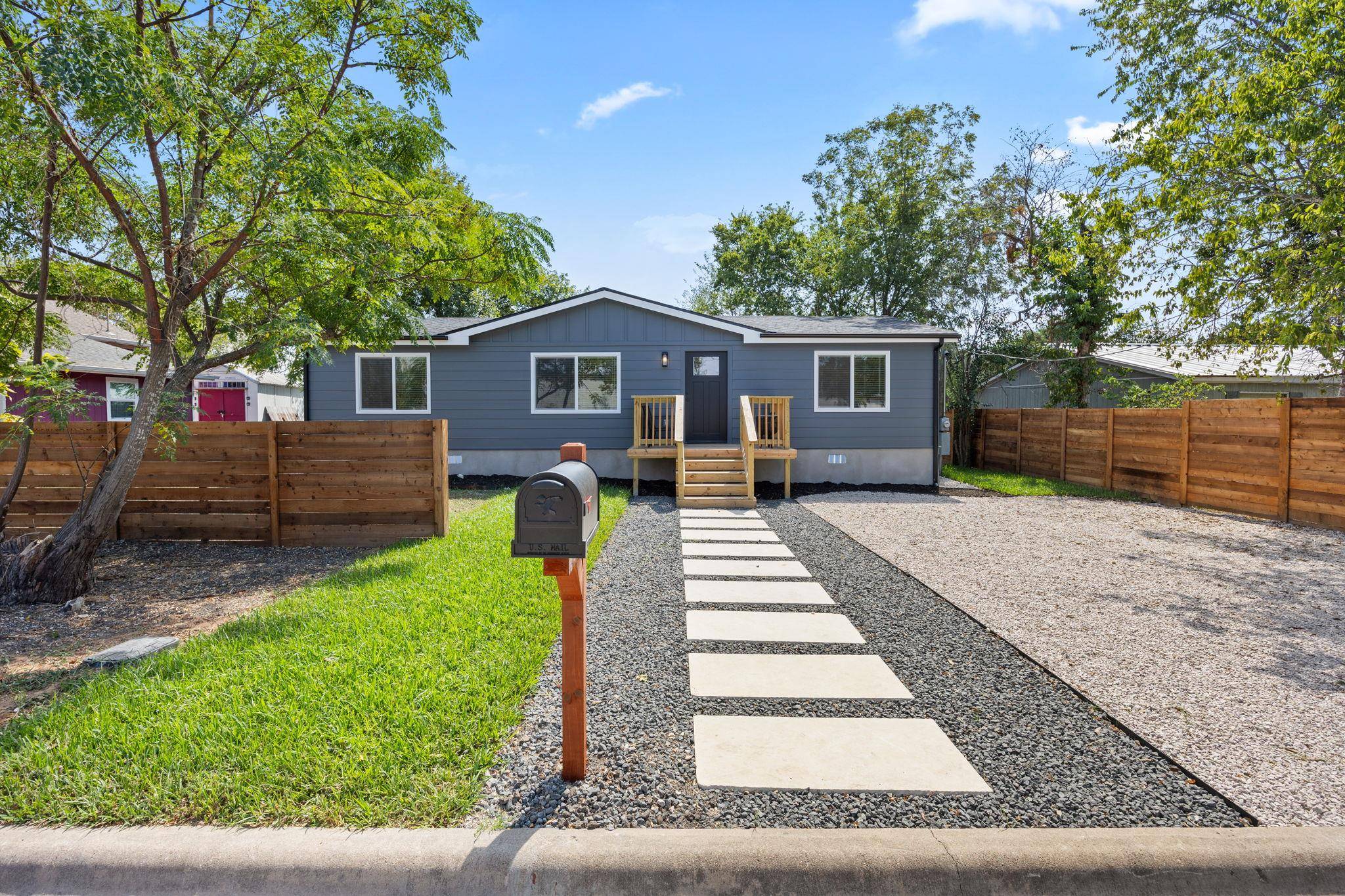404 E Pecan ST, Taylor, TX 76574