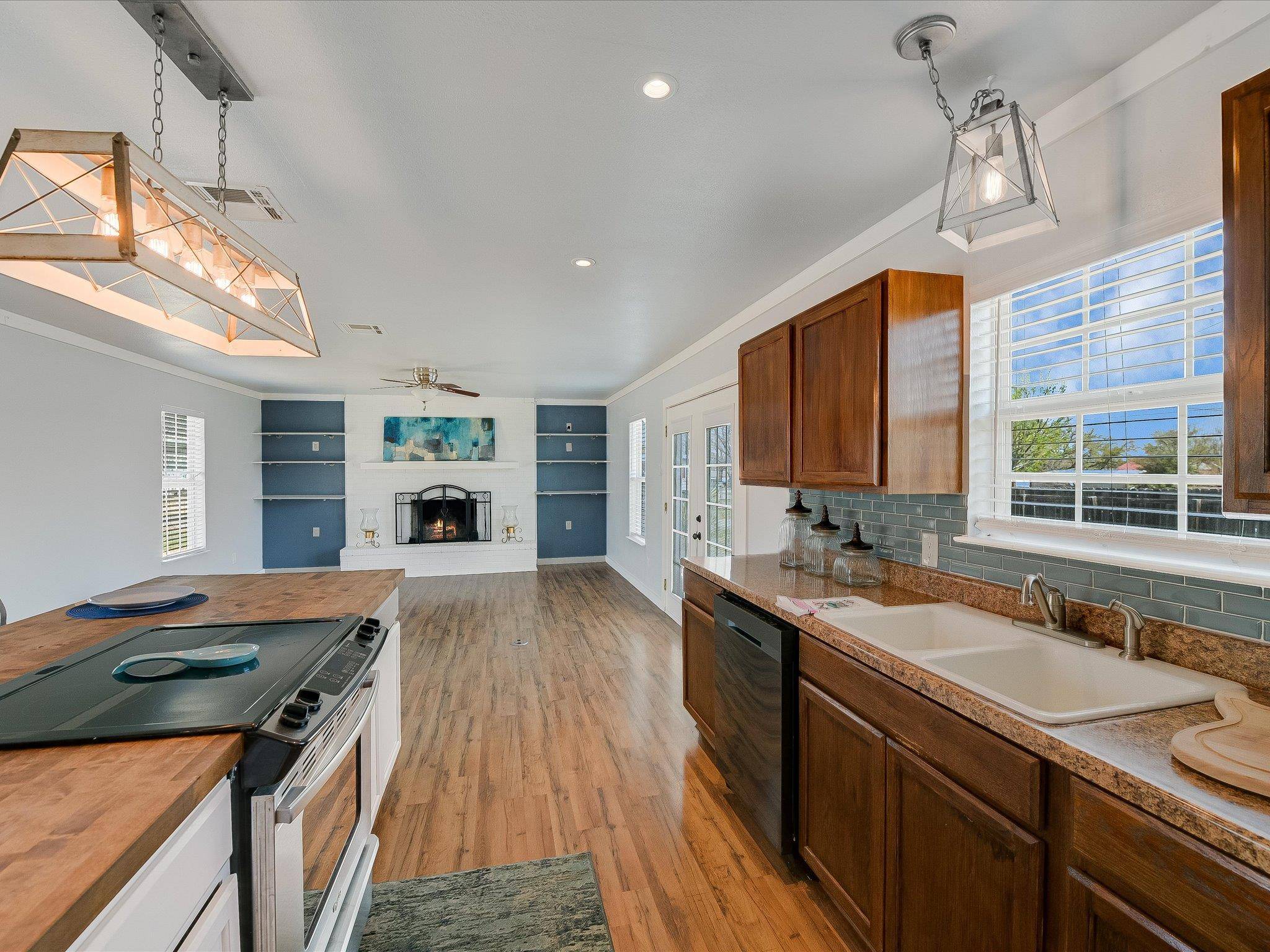 155 Travis LN, Spicewood, TX 78669